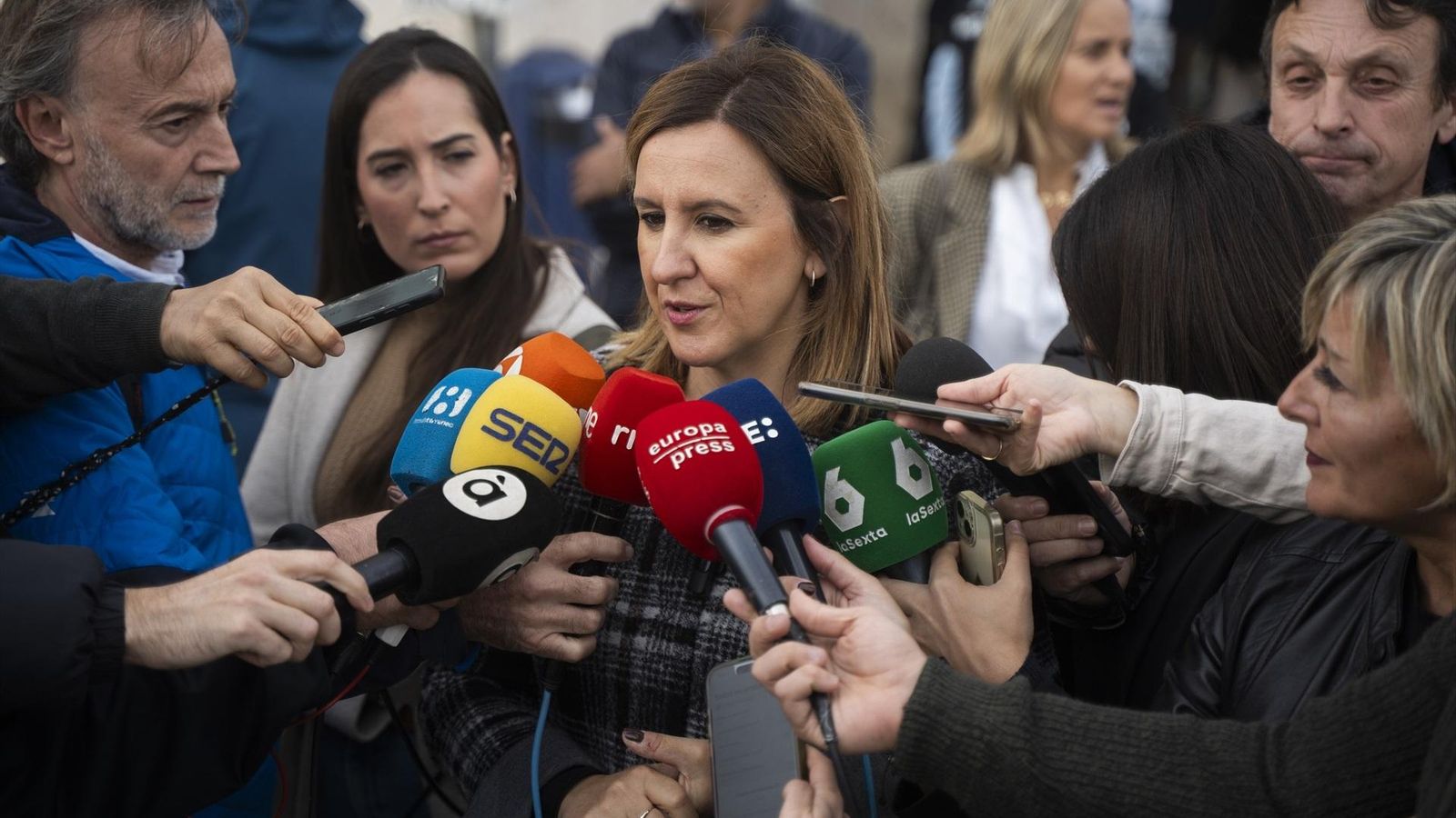 L'alcaldessa de València, María José Catalá, durant la visita a l'espai cedit per l'Ajuntament de València a World Central Kitchen