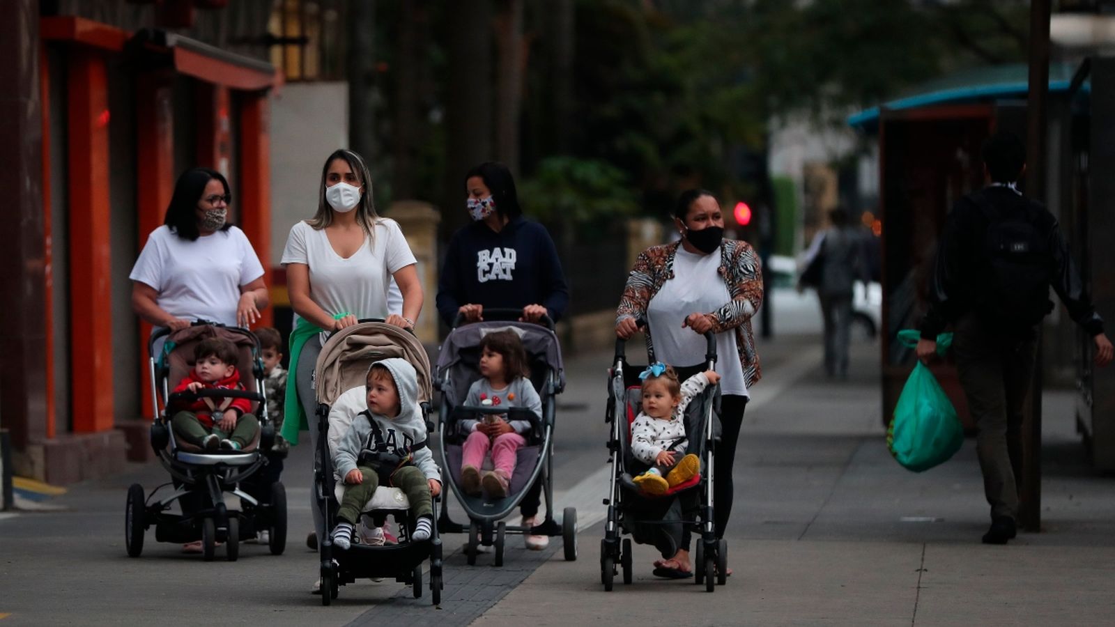 Un grup de persones amb mascaretes protectores, aquest dimecres a Sao Paulo