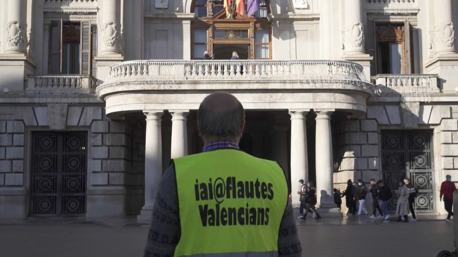 Imatge d'un iaioflauta valencià davant l'Ajuntament de València