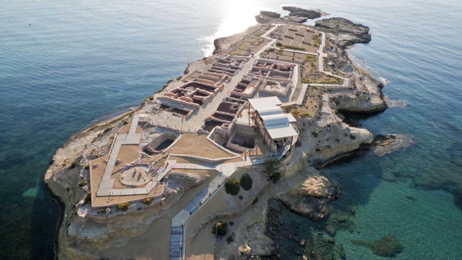Imatge aèria de l'Illeta dels Banyets del Campello, on des d'aquest divendres es recuperen les visites