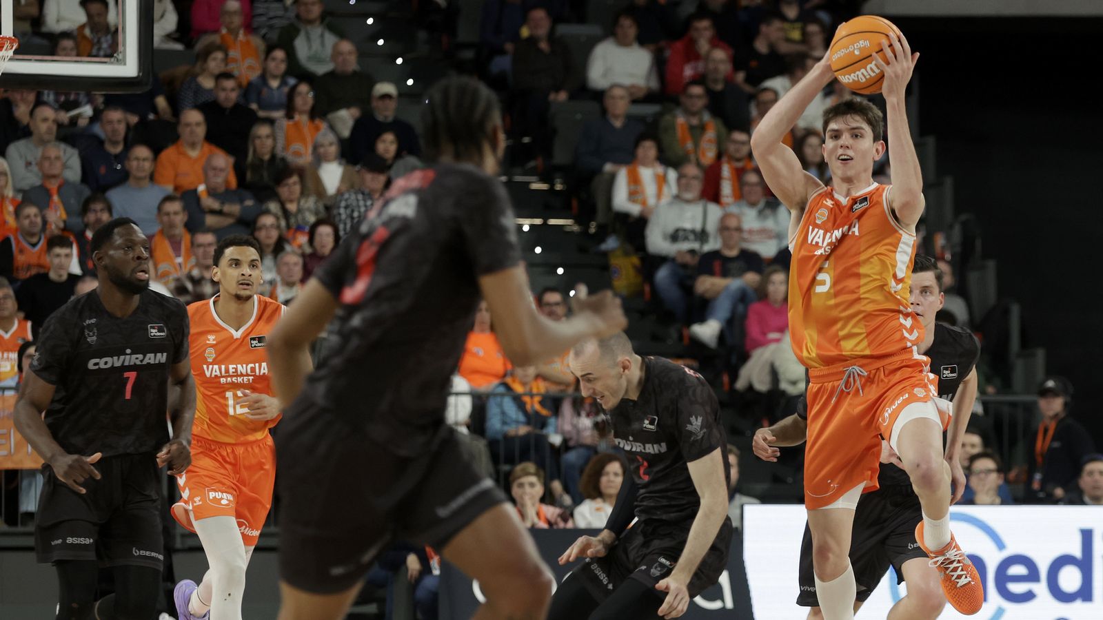 Gran actuació de De Larrea, amb 17 punts