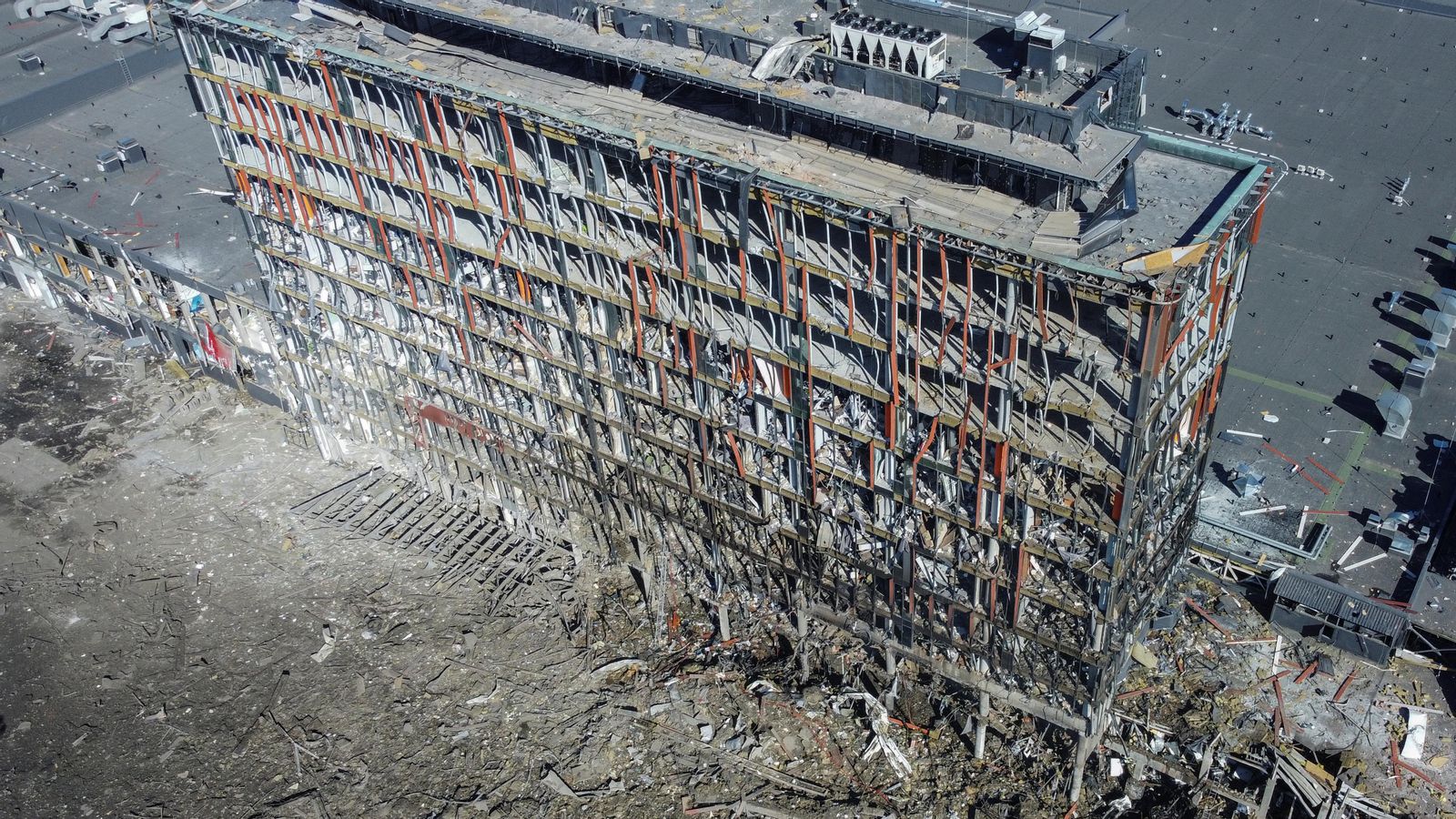 Panoràmica de la zona afectada per l'últim bombardeig rus sobre Kíiv