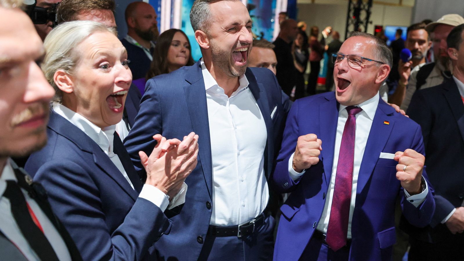 El candidat principal del partit ultradretà Alternativa per Alemanya (AfD), Ulrich Siegmund, amb les colíders del partit Alice Weidel i Tino Chrupalla, reacciona després del tancament dels col·legis electorals