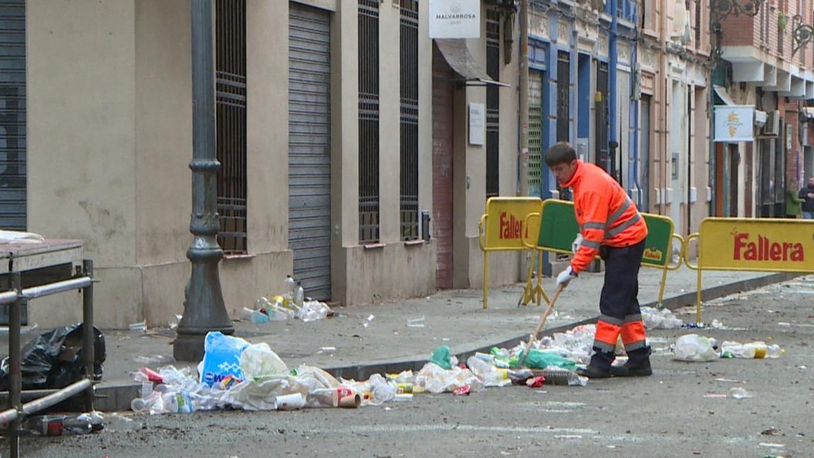 Els operaris de la neteja agranen els carrers durant les Falles