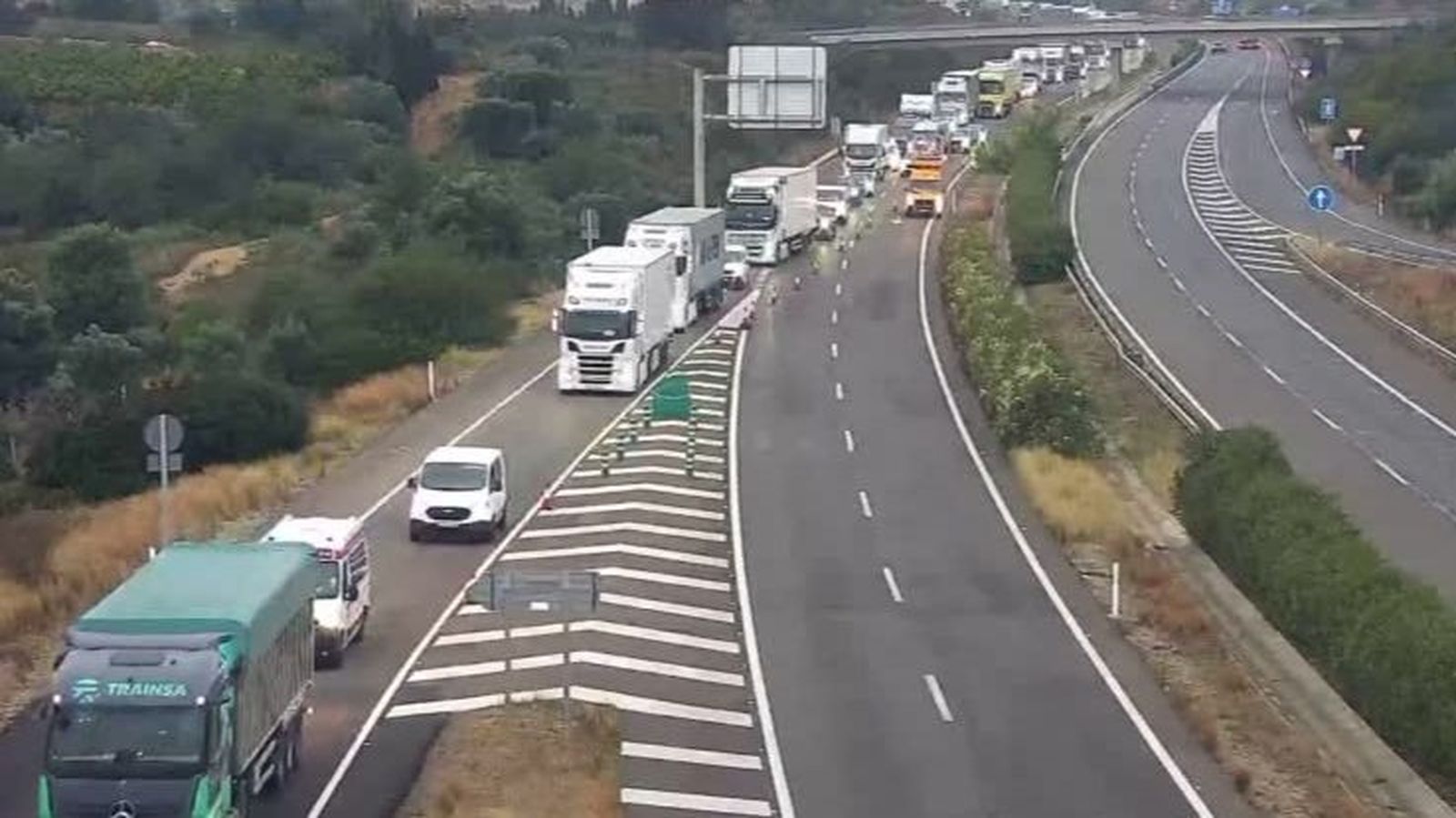 Desviament habilitat a l'altura de Torreblanca, on hi ha diversos quilòmetres de cua perquè la circulació queda reduïda a un carril