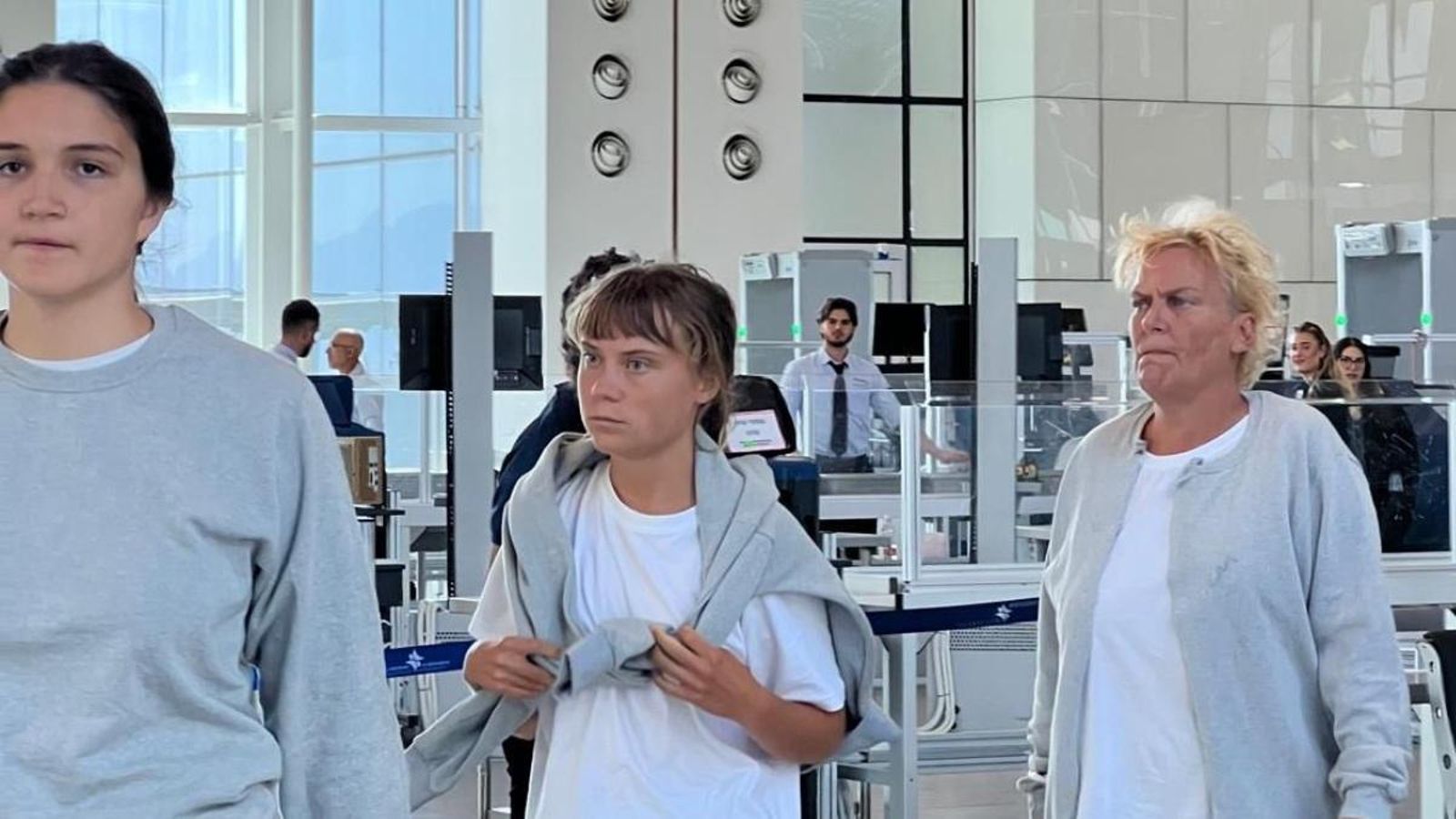 L'activista Greta Thunberg (centre) abandona Israel amb altres membres de la flotilla