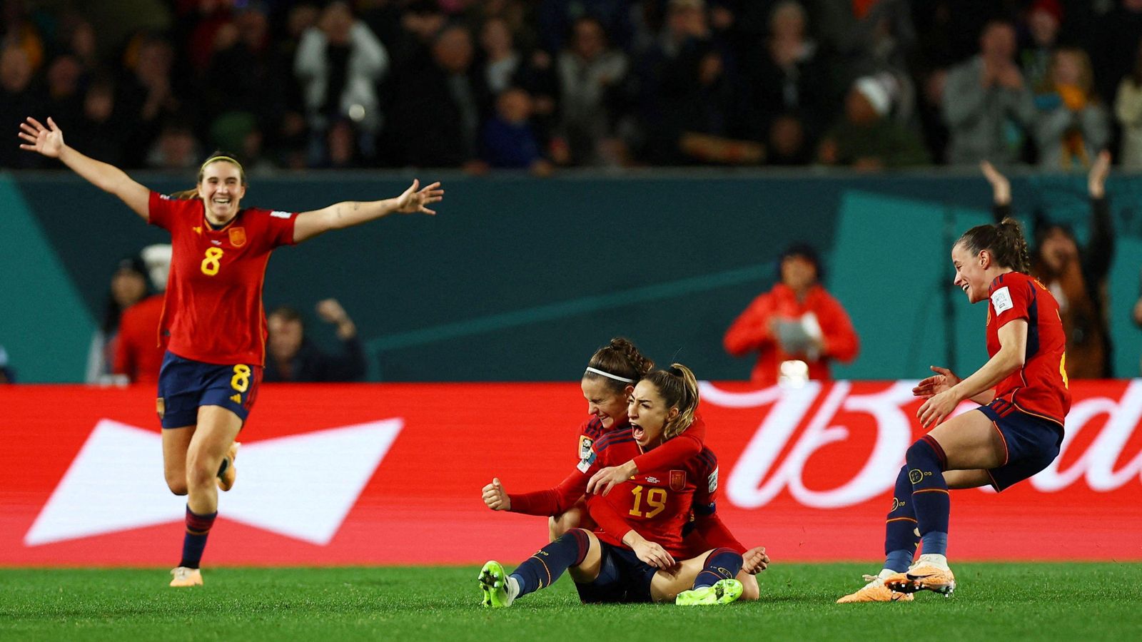 Les jugadores espanyoles celebren el triomf