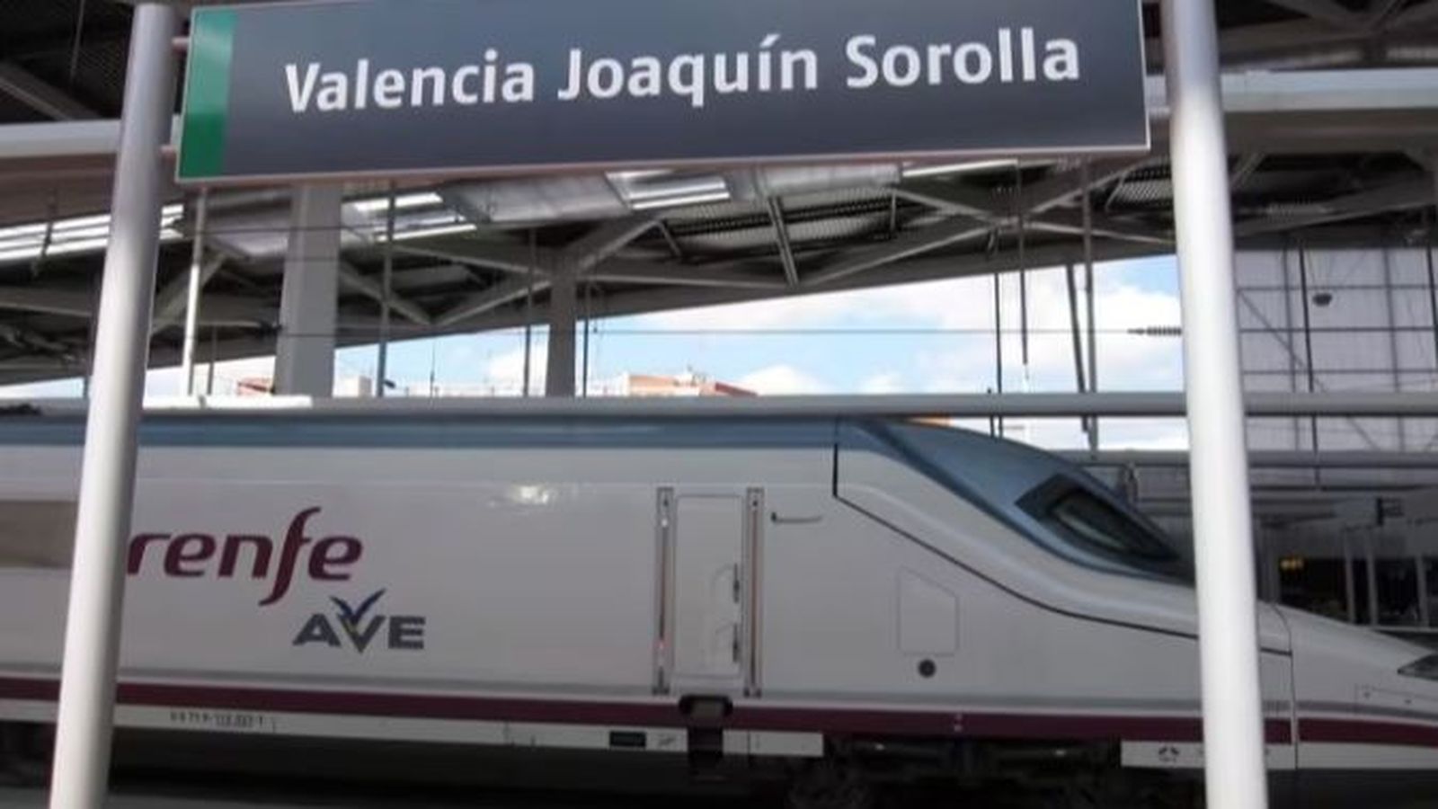 Tren d'alta velpcitat a l'estació Joaquim Sorolla de València
