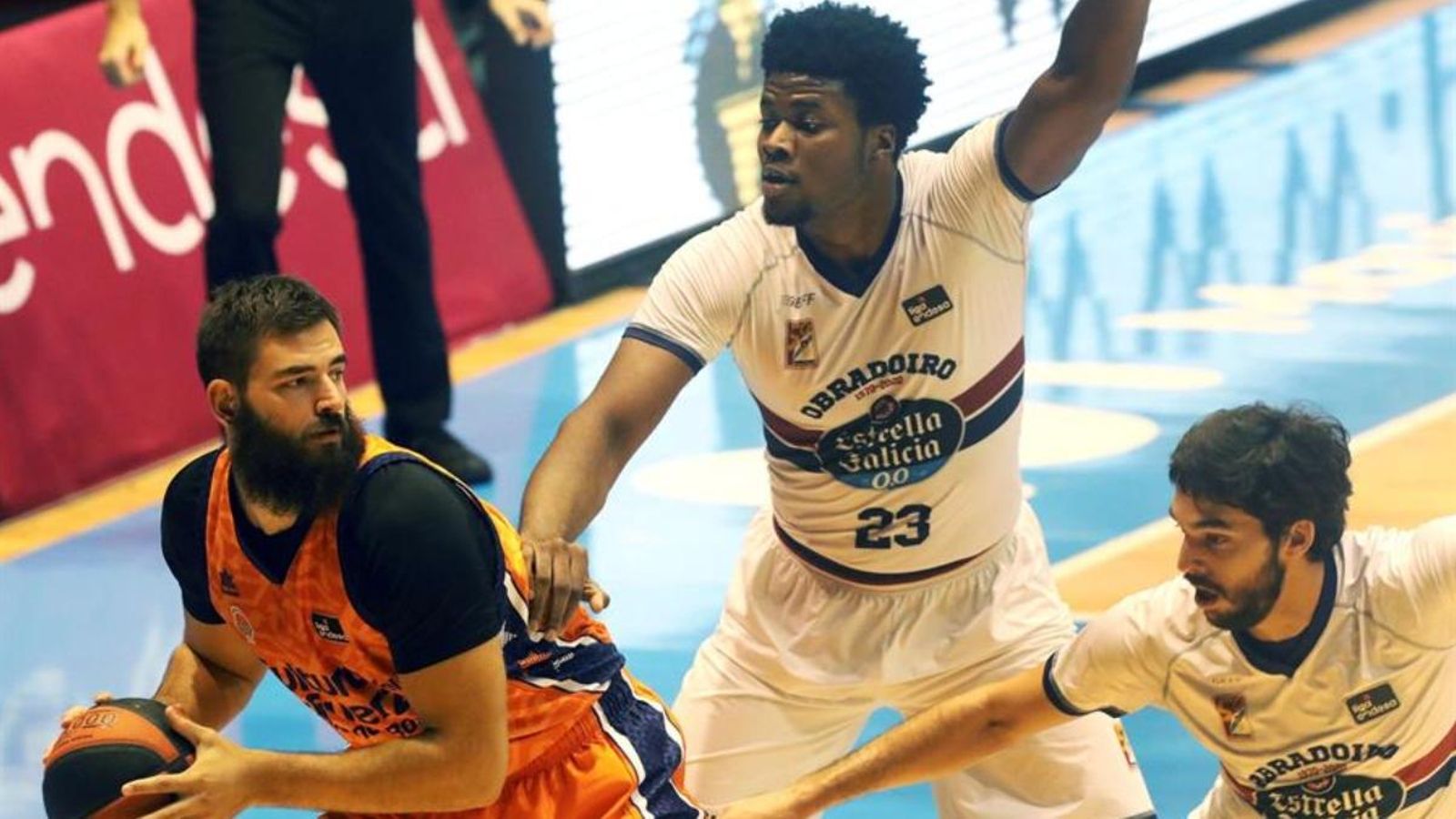 El pivot del Valencia Basket, Bojan Dubljevic, pressionat pels jugadors de l'Obradoiro, Enoch i Pozas