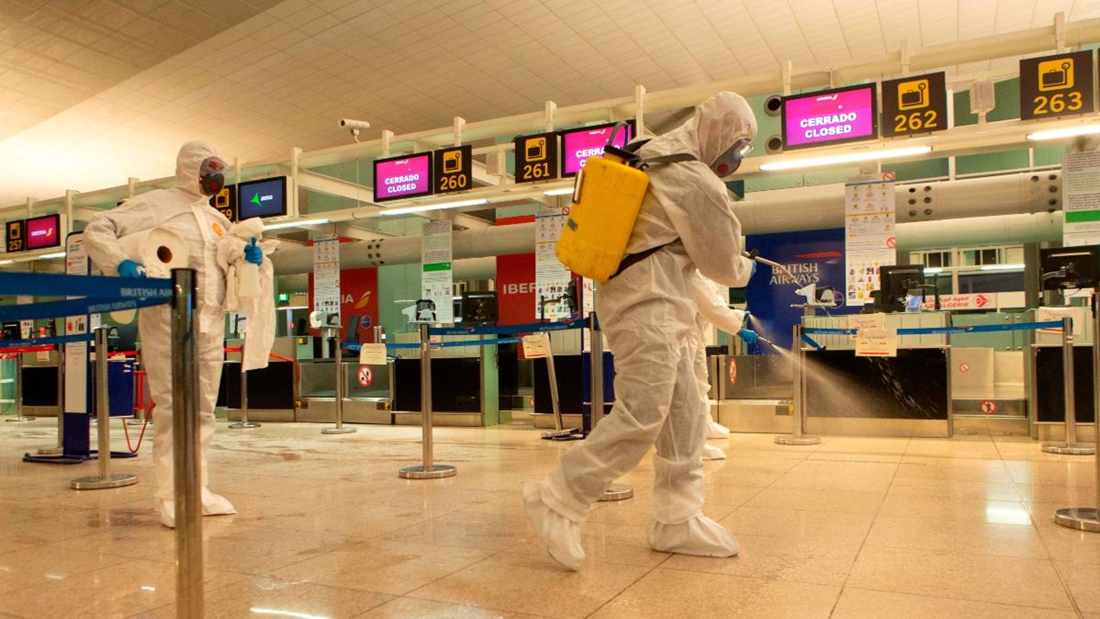 Efectius de l'UME desinfecten l'Aeroport del Prat, a Barcelona