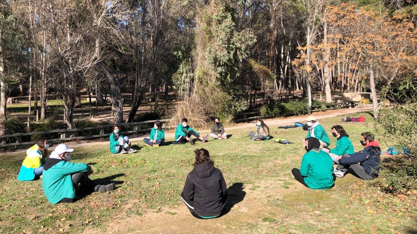 Un grup de joves participa, a l'aire lliure, en una activitat d'oci educatiu