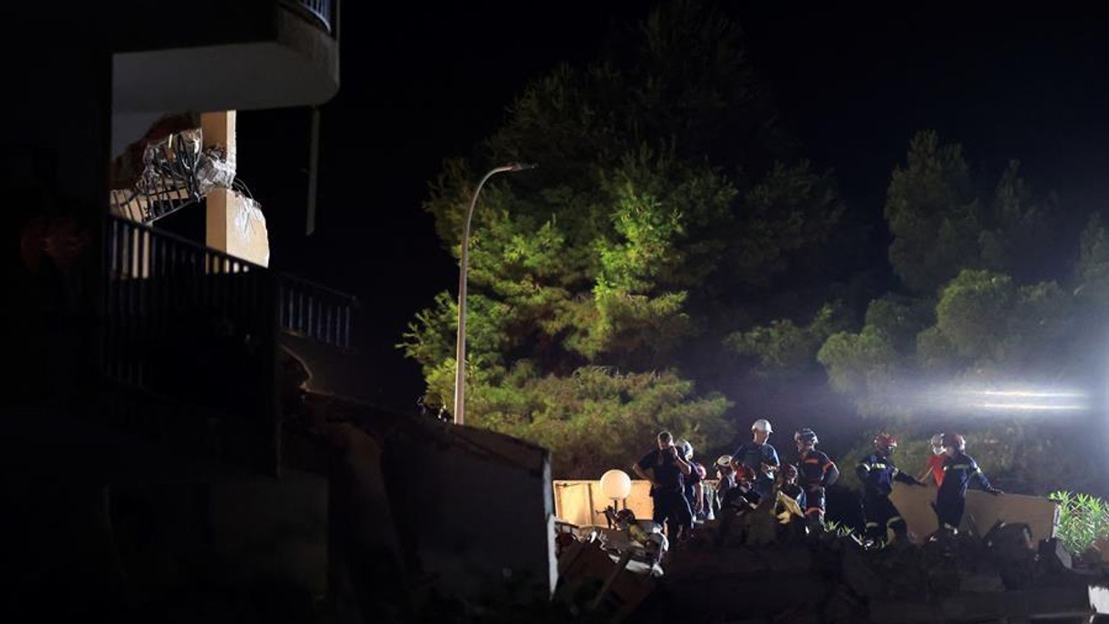 Emergències treballa en el rescat de tres persones desaparegudes entre els enderrocs