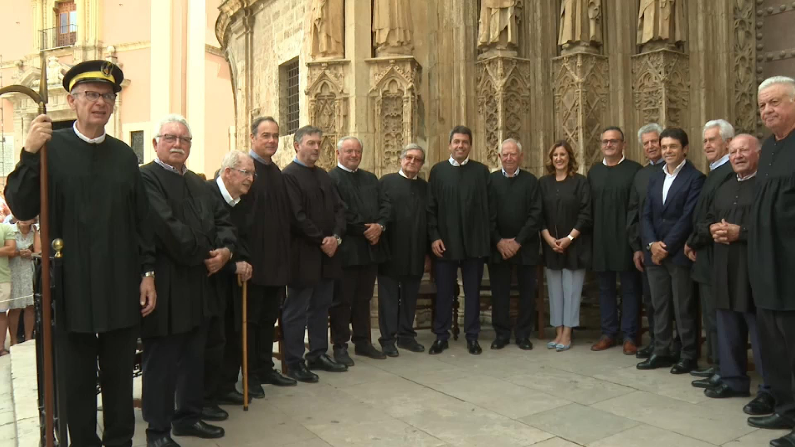 El cap del Consell, acompanyat de l'alcaldessa de València posa amb els membres del Tribunal de les Aigües
