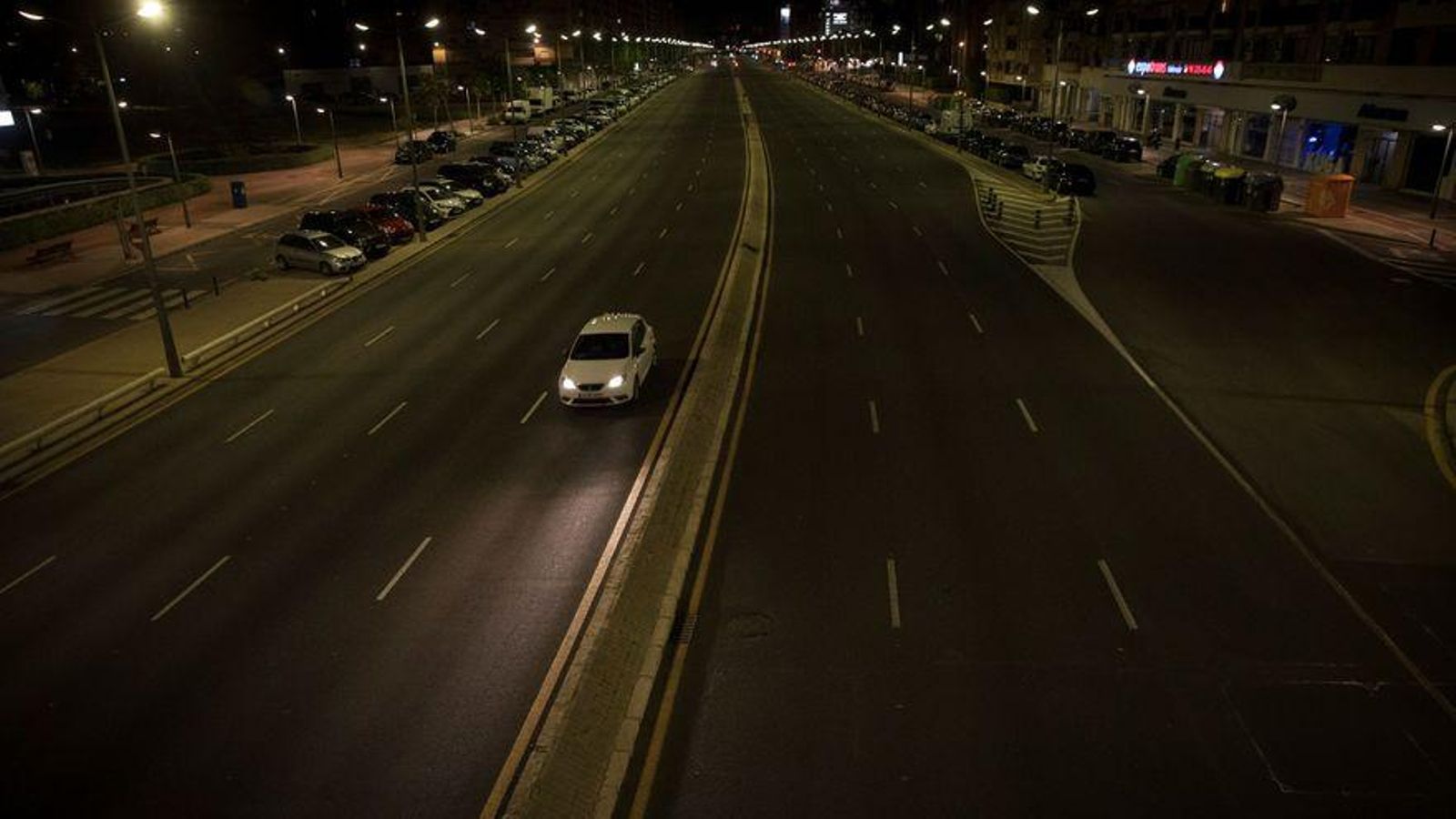 Un cotxe circula per una avinguda de València després de les deu de la nit, quan ja estava decretat el toc de queda / Kai Försterling (Efe).jpg