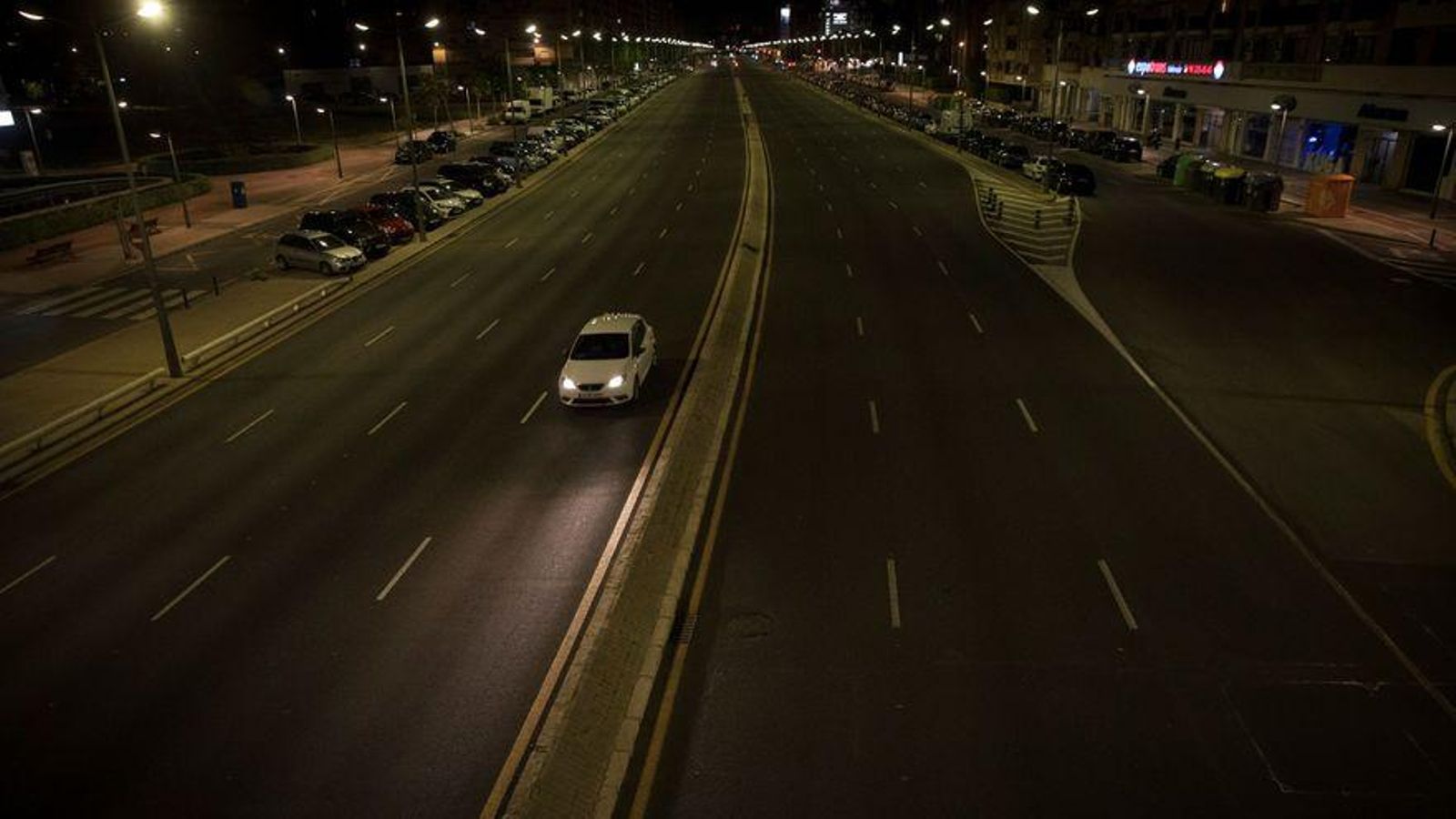 Un cotxe circula per una avinguda de València després de les deu de la nit, quan ja estava decretat el toc de queda / Kai Försterling (Efe).jpg
