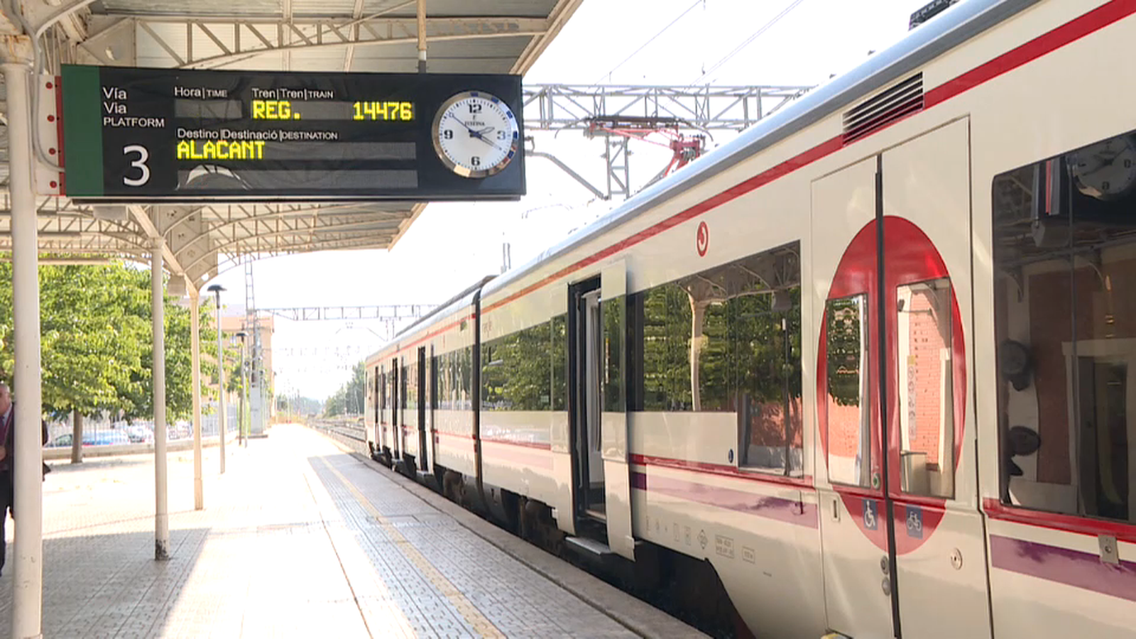 Estació amb trens de llarga distància, en una imatge d'arxiu