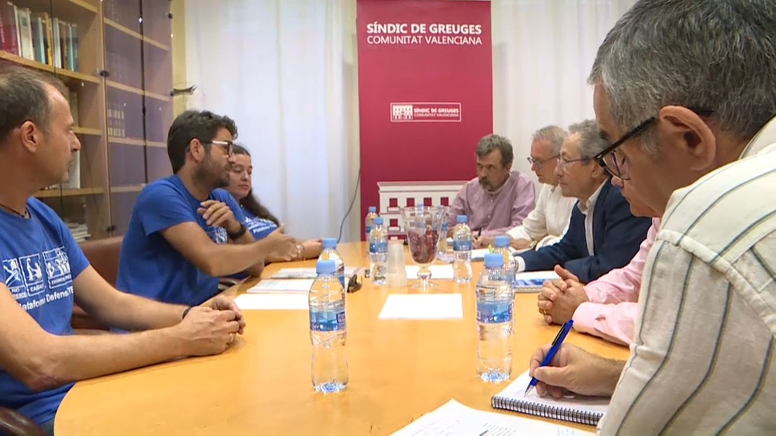 Representants de la plataforma Defensa TEA amb el síndic de Greuges, aquest dilluns