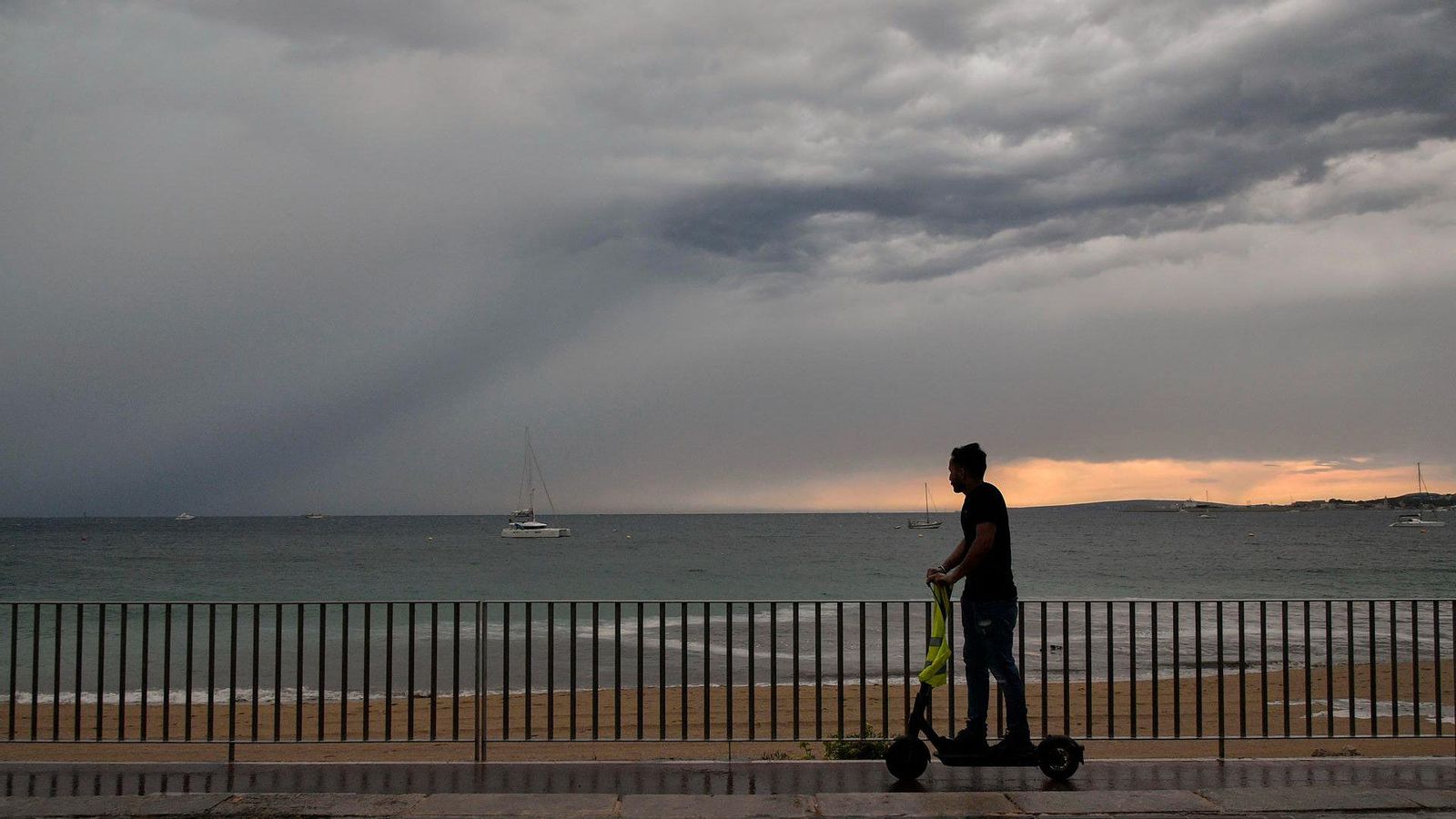 Les Balears estan cobertes per densos núvols grisos, acompanyats de tempestes i fort vent Les Balears estan cobertes per densos núvols grisos, acompanyats de tempestes i fort vent