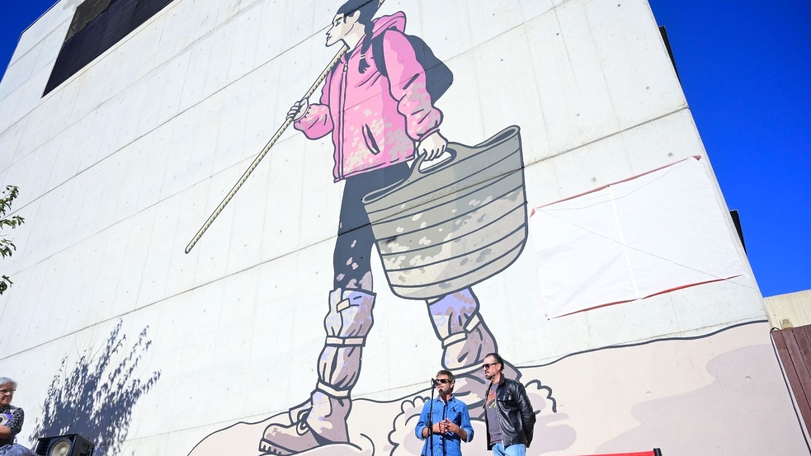 Mural de Paco Roca i Martín Forés que inspirarà el nou monument en homenatge al voluntariat de la dana