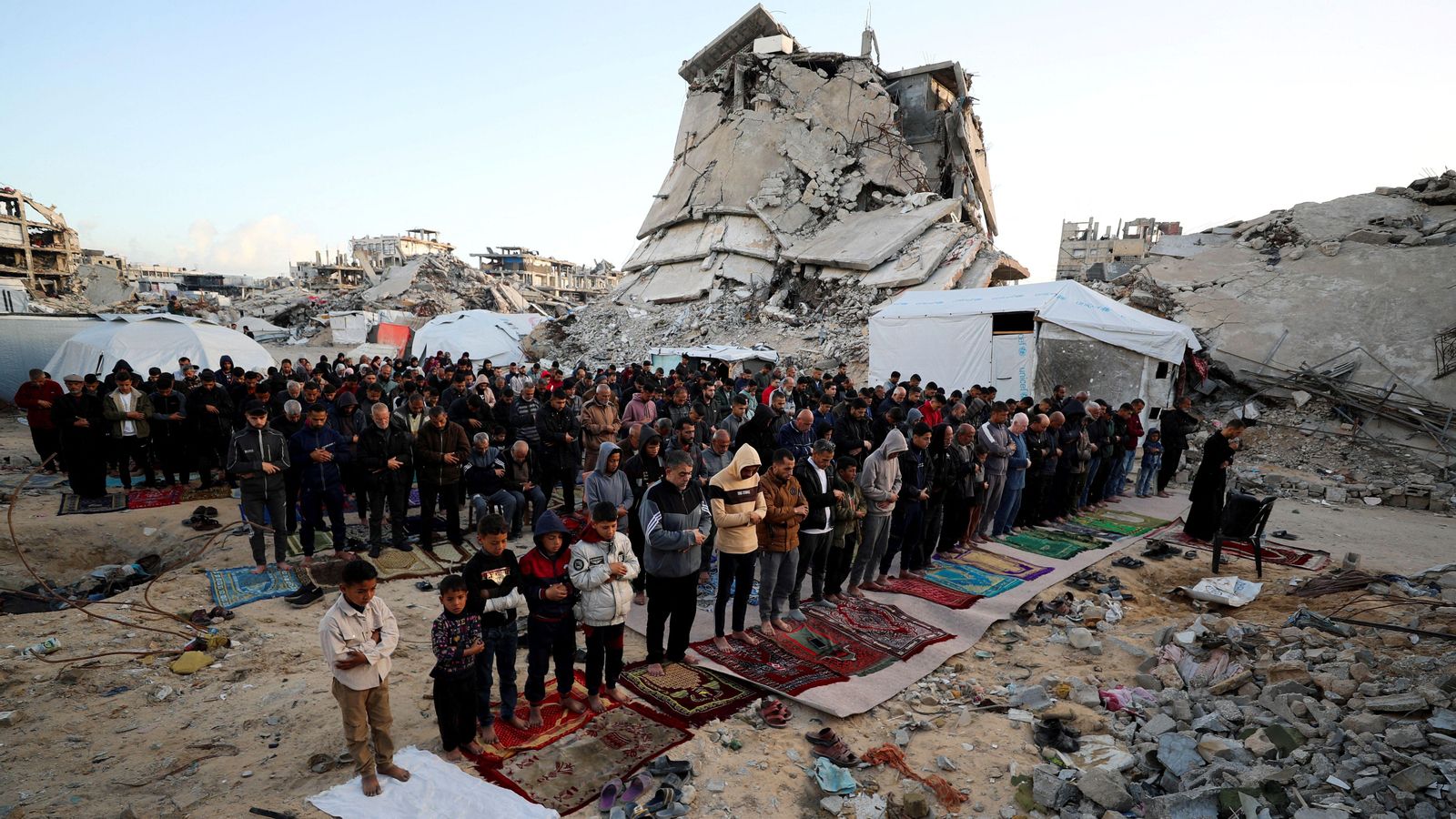 Un grup de gazians celebra la festivitat d'Eíd al Fitr que posa fi al ramadà, al camp de refugiats de Jabalia, en el nord de l'enclavament