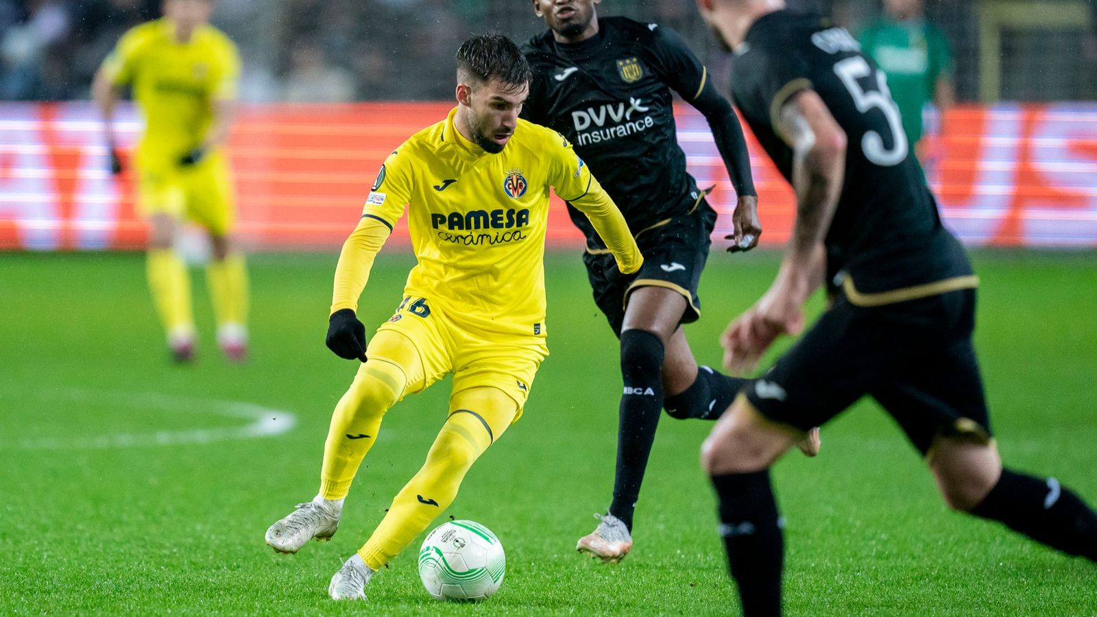 Baena en una acció del partit contra l'Anderlecht