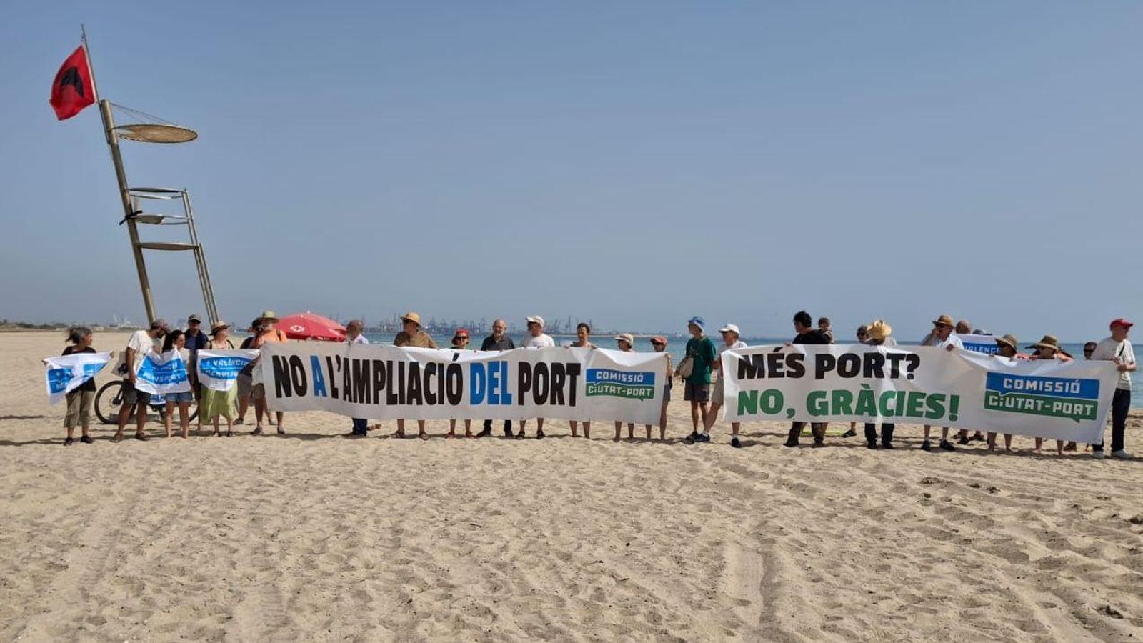 Els participants en la protesta convocada per Ciutat-Port han estés les pancartes en les platges del sud de València este dijous