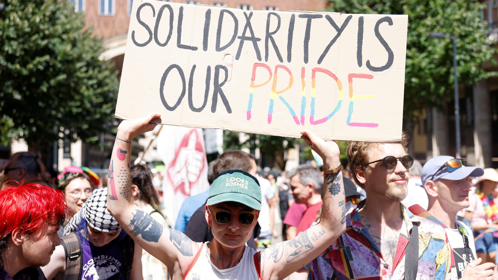 La prohibició de la marxa de l'Orgull no ha dissuadit els manifestants, alguns dels quals han mostrat pancartes pels carrers de Budapest