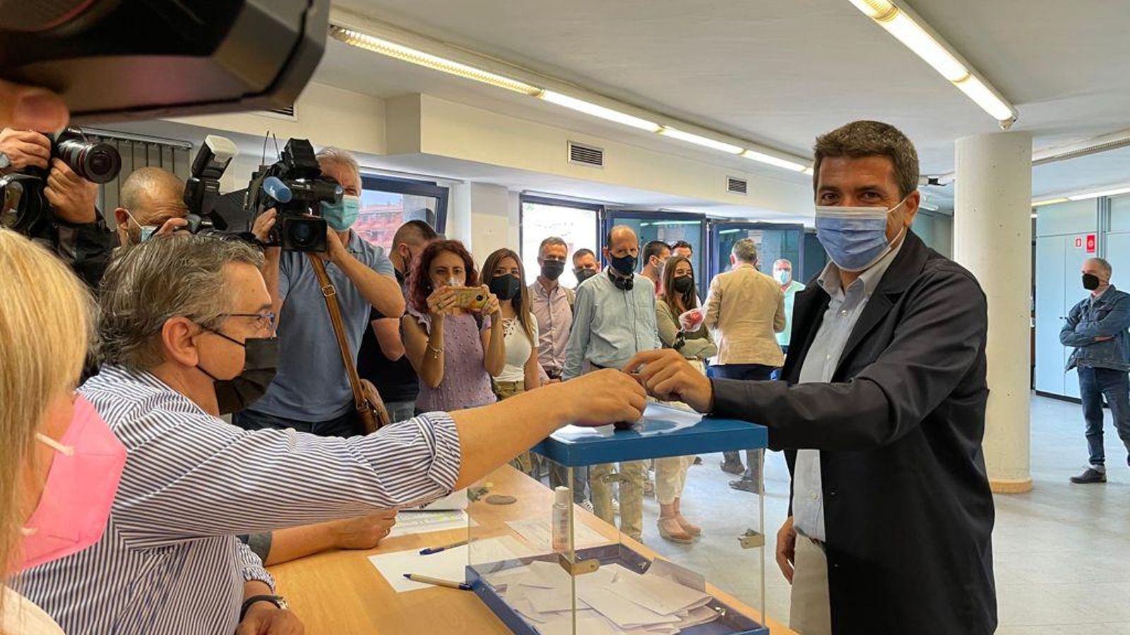 Carlos Mazón durant la votació a les primàries del PP d'aquest divendres