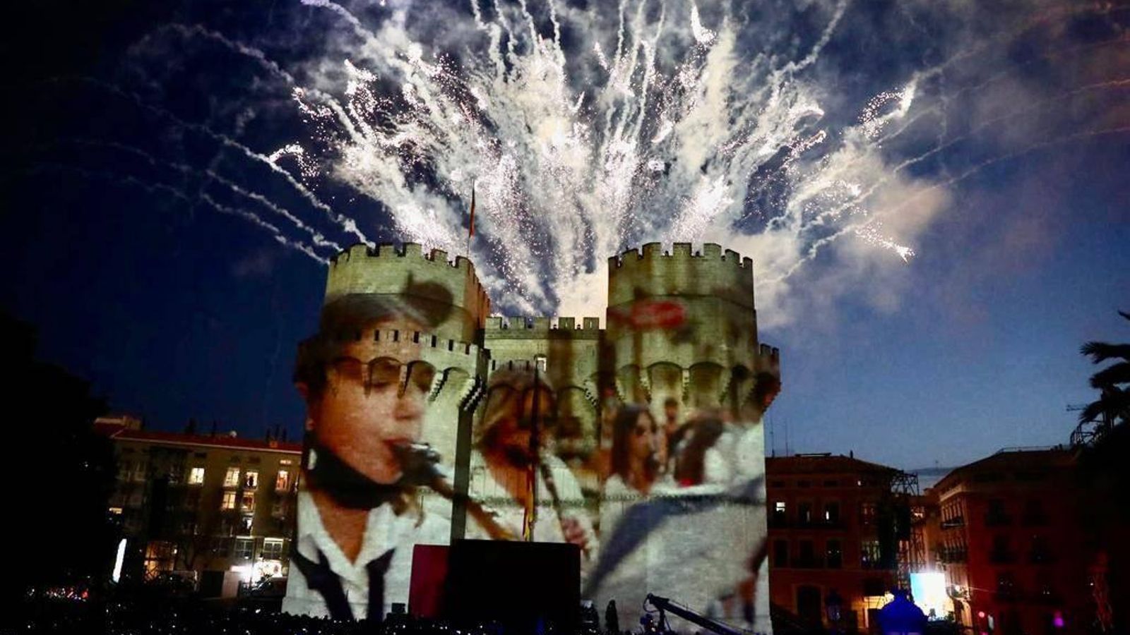 Milers de persones es van concentrar aquest diumenge davant les Torres de Serrans per a seguir la Crida / Junta Central Fallera