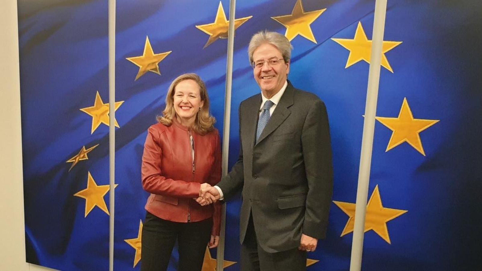 La vicepresidenta Nadia Calvino amb el comissari d'Economia, Paolo Gentiloni, aquest dilluns a Brussel·les