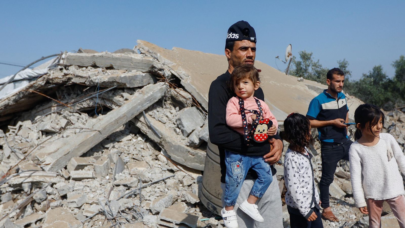 Palestins passen pel costat dels enderrocs provocats pels atacs d'Israel a Gaza