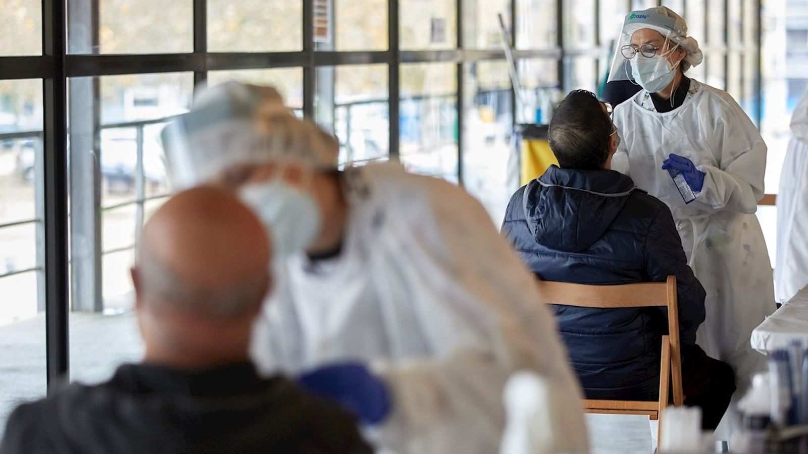 Sanitaris realitzen test per a detectar el coronavirus