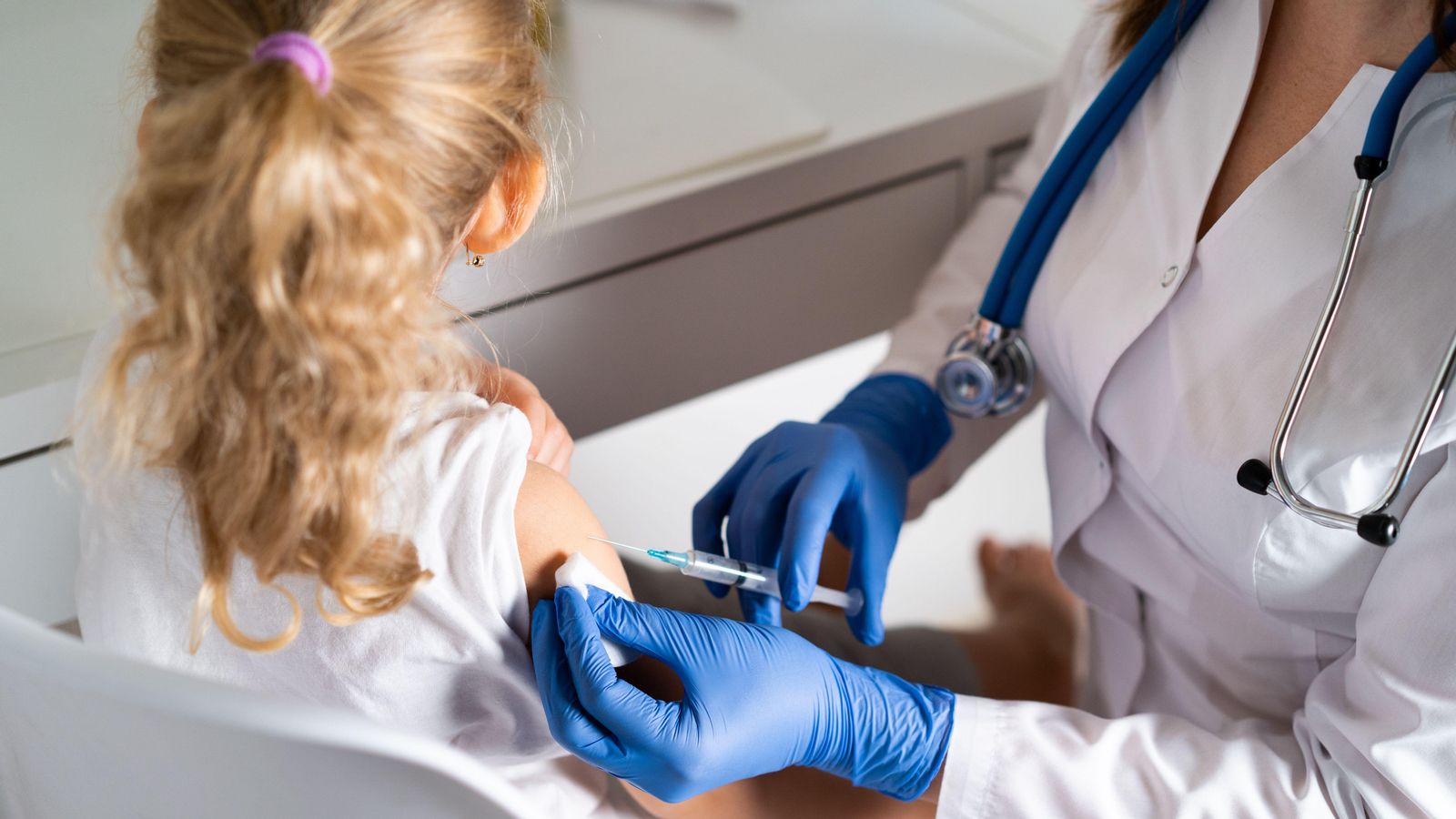 Una sanitària vacuna una xiqueta, en una imatge d'arxiu Una sanitària vacuna una xiqueta, en una imatge d'arxiu