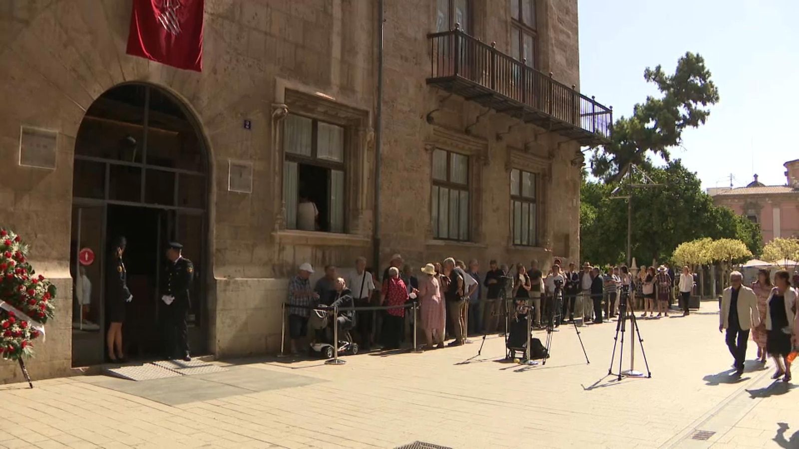 Desenes de persones esperaven, a les portes del Palau, per a accedir a la capella ardent del bioquímic valencià