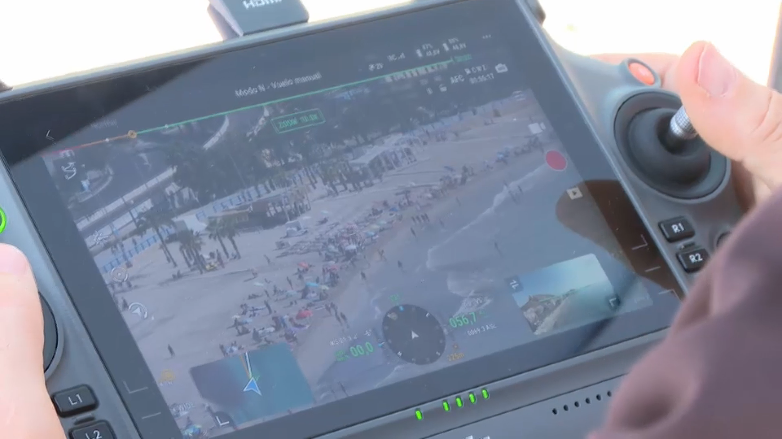 En la imatge, un policia revisa les imatges captades pel dron a la platja del Postiguet d'Alacat