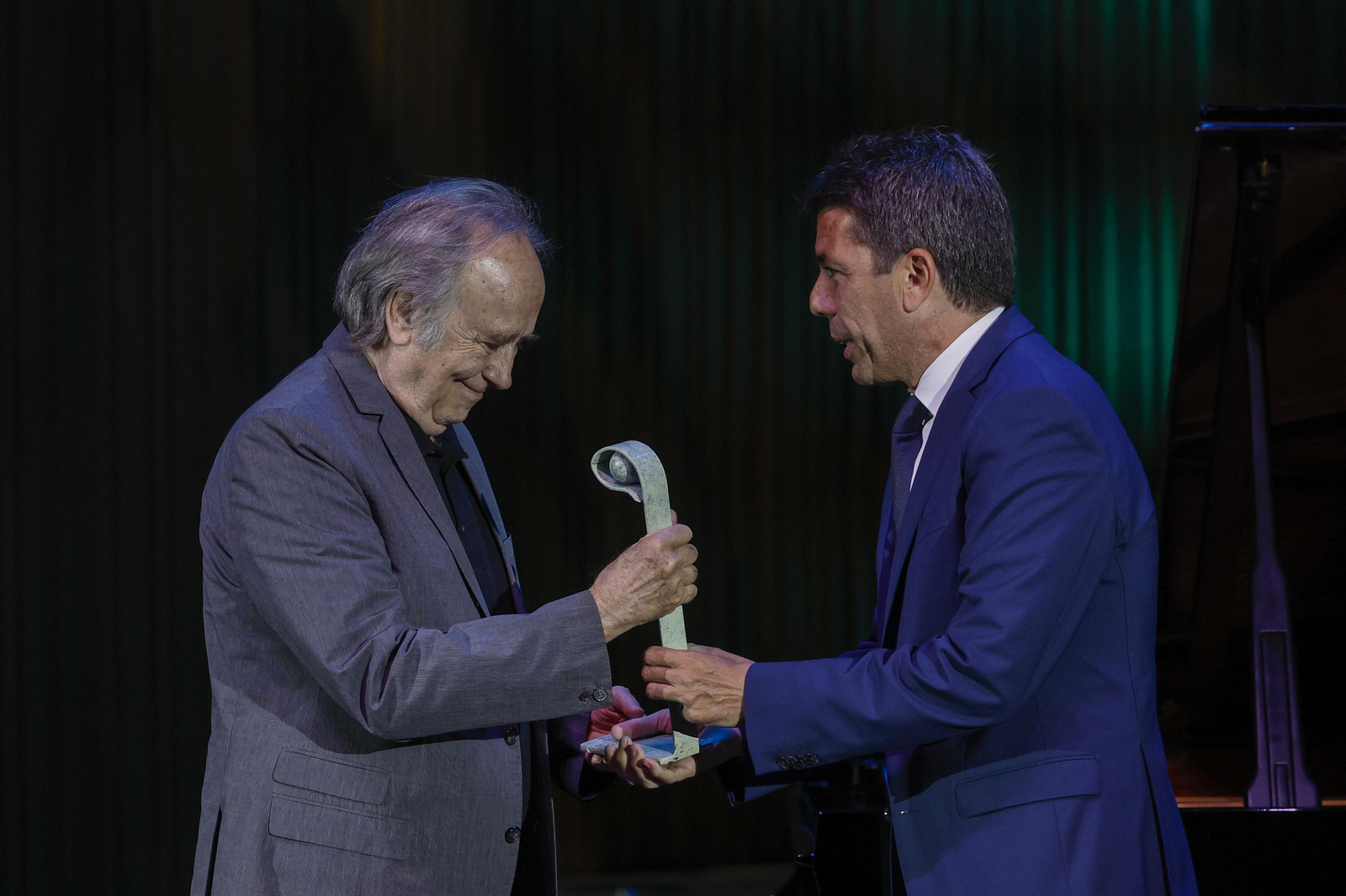Joan Manuel Serrat rep el premi Pop Eye de mans del President de la Generalitat, Carlos Mazón.