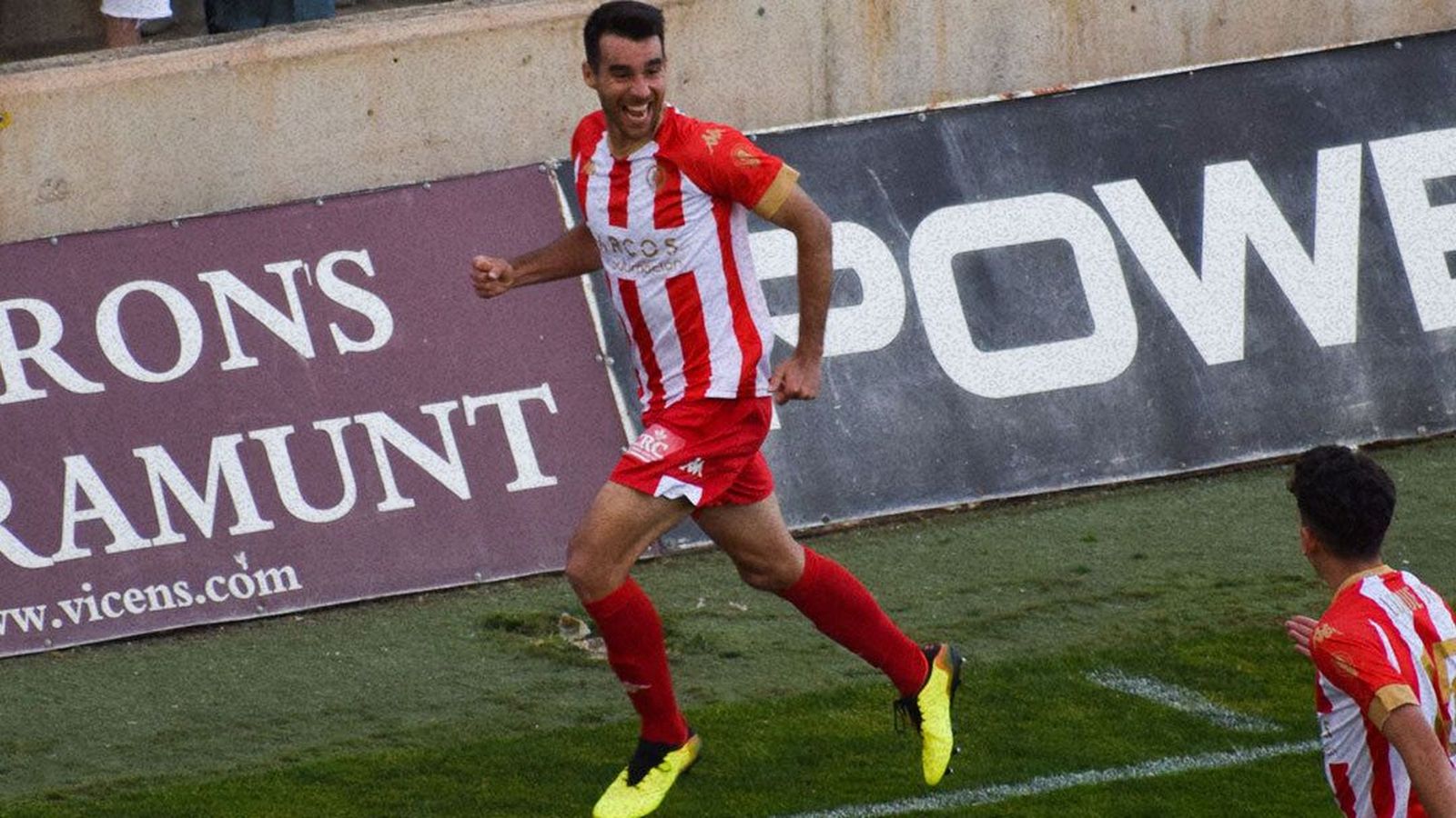 Roger Riera celebra el gol