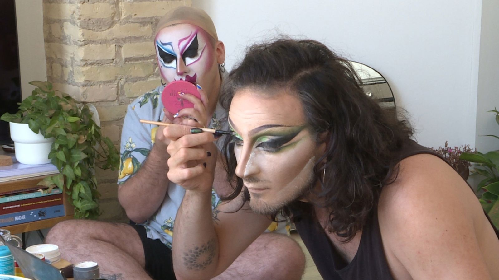 Les germanes Pintoresque, Ferrxn i Pam Demia, es maquillen abans d'un xou a casa d'unes amigues