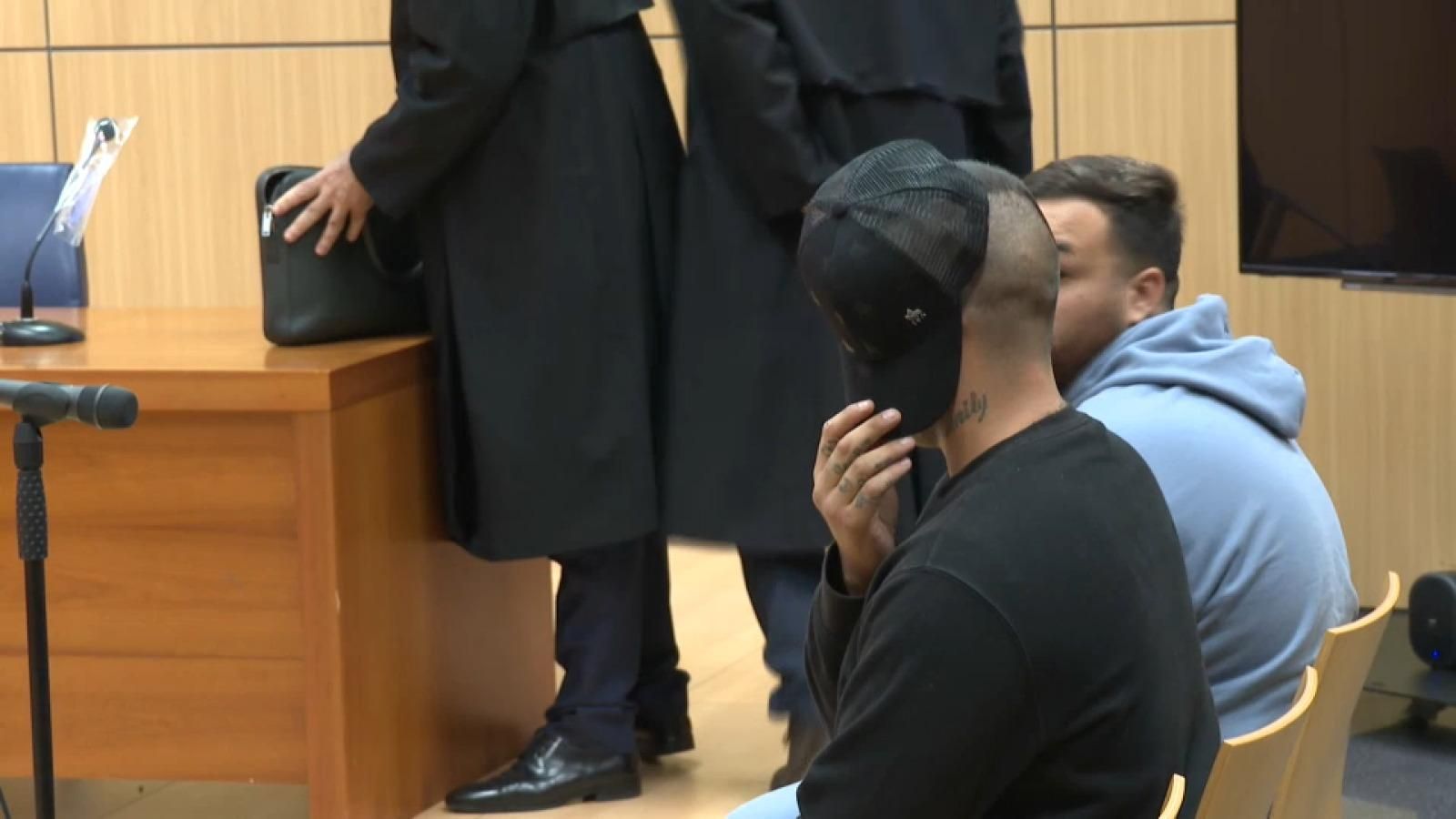 De blau clar, el presumpte autor de l'atropellament del xiquet de 8 anys a València El presumpte autor de l'atropellament del xiquet de huit anys a València, tapat amb una gorra, i l'altre condemnat