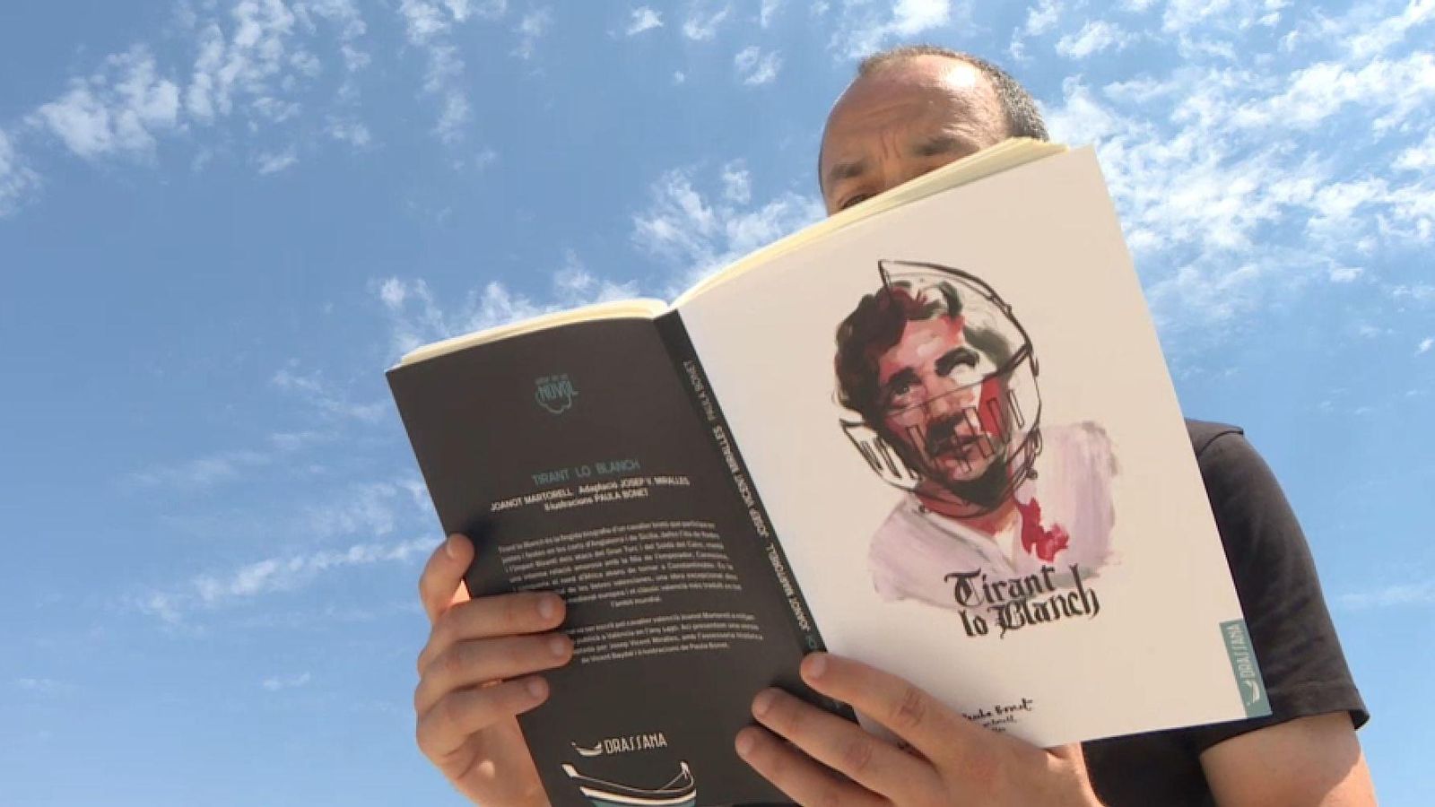 Vicent Miralles sosté un exemplar de la nova versió del Tirant lo Blanch que ha creat