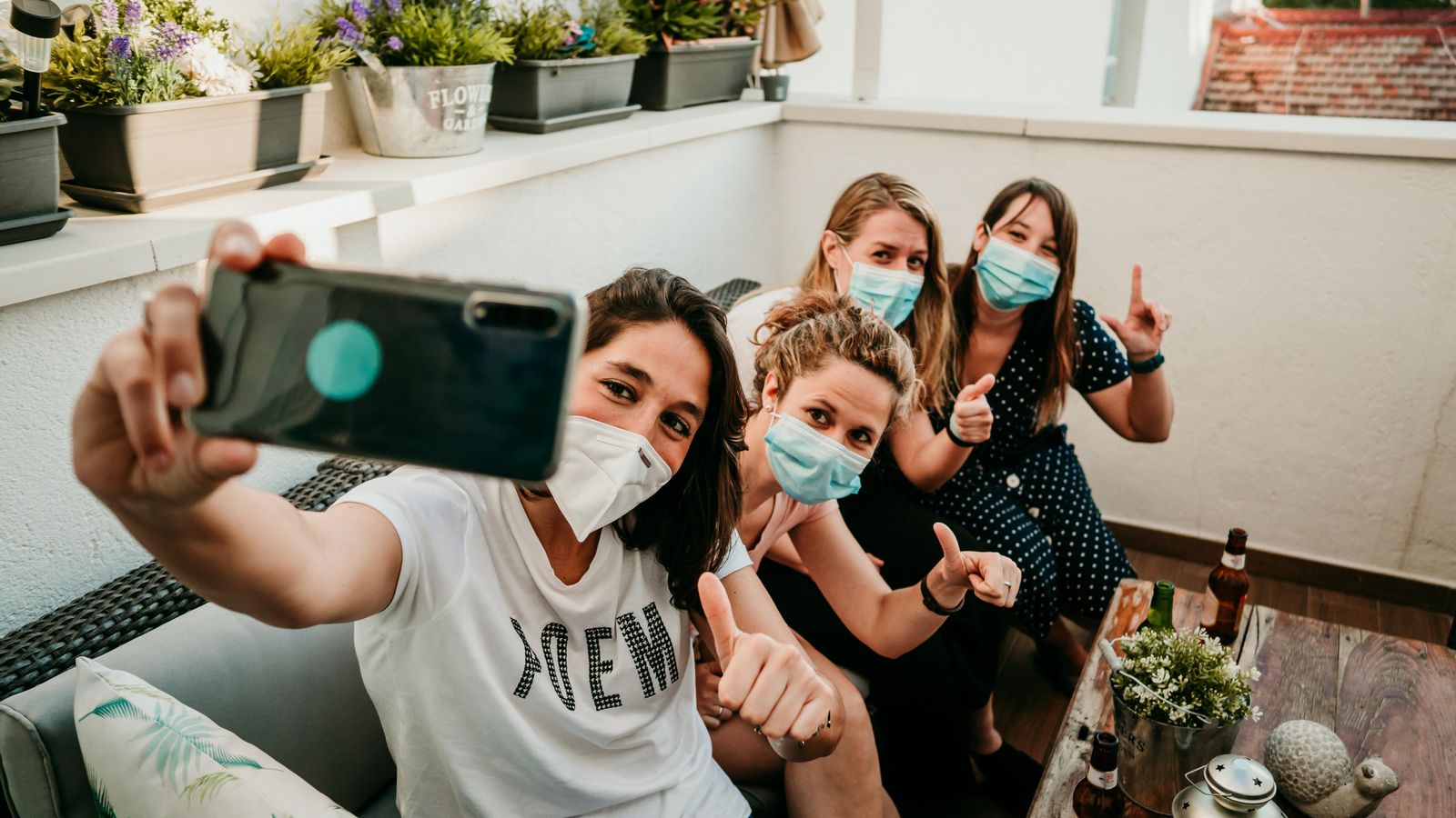 Reunió d'amigues en una terrassa amb mascareta