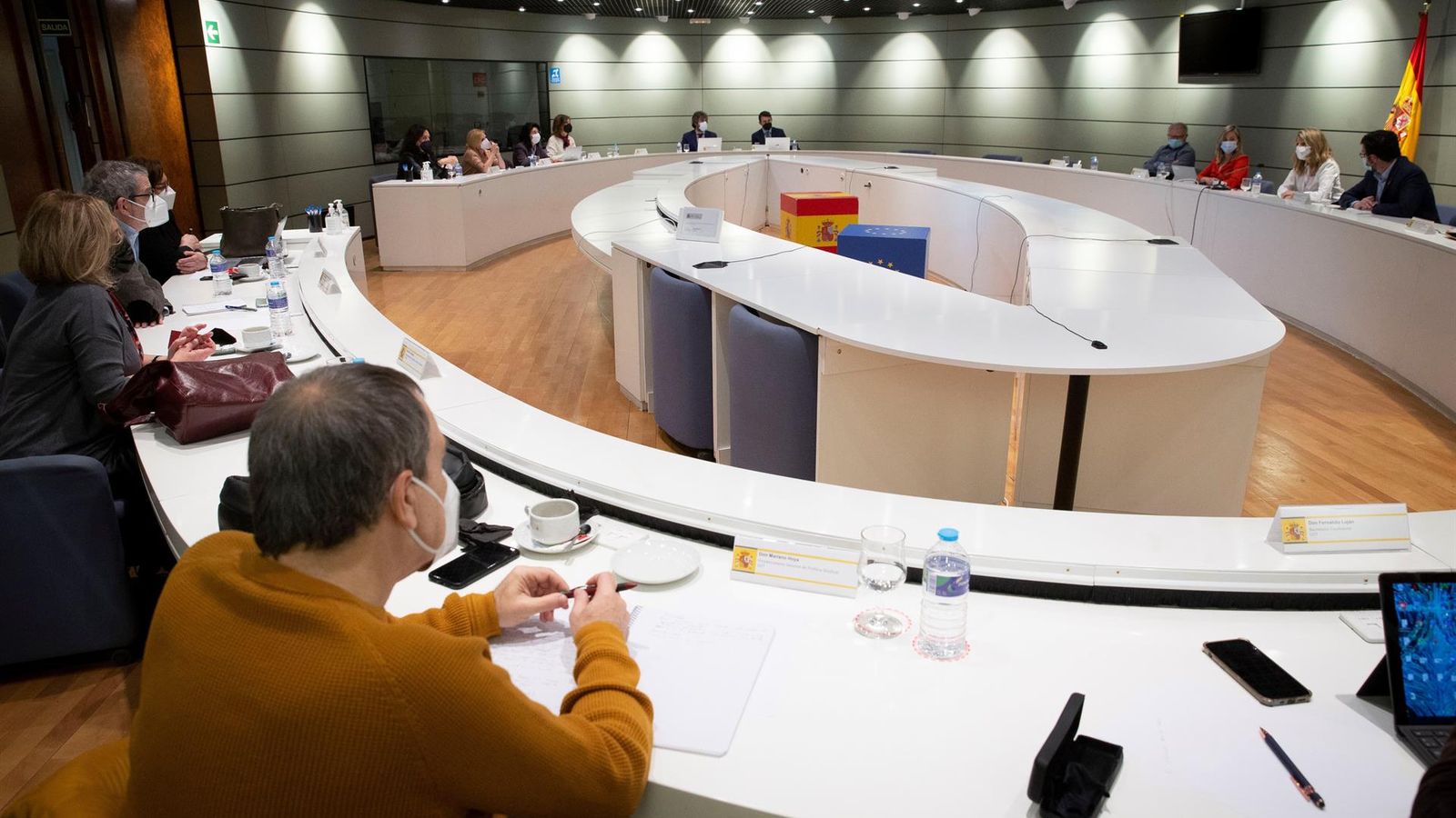 La Ministra de Treball (dreta) i els agents socials en la  primera reunió pel SMI de 2022