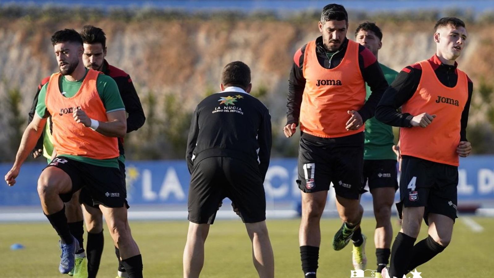 Els jugadors de La Nucia, durant el calfament del partit contra el Toledo