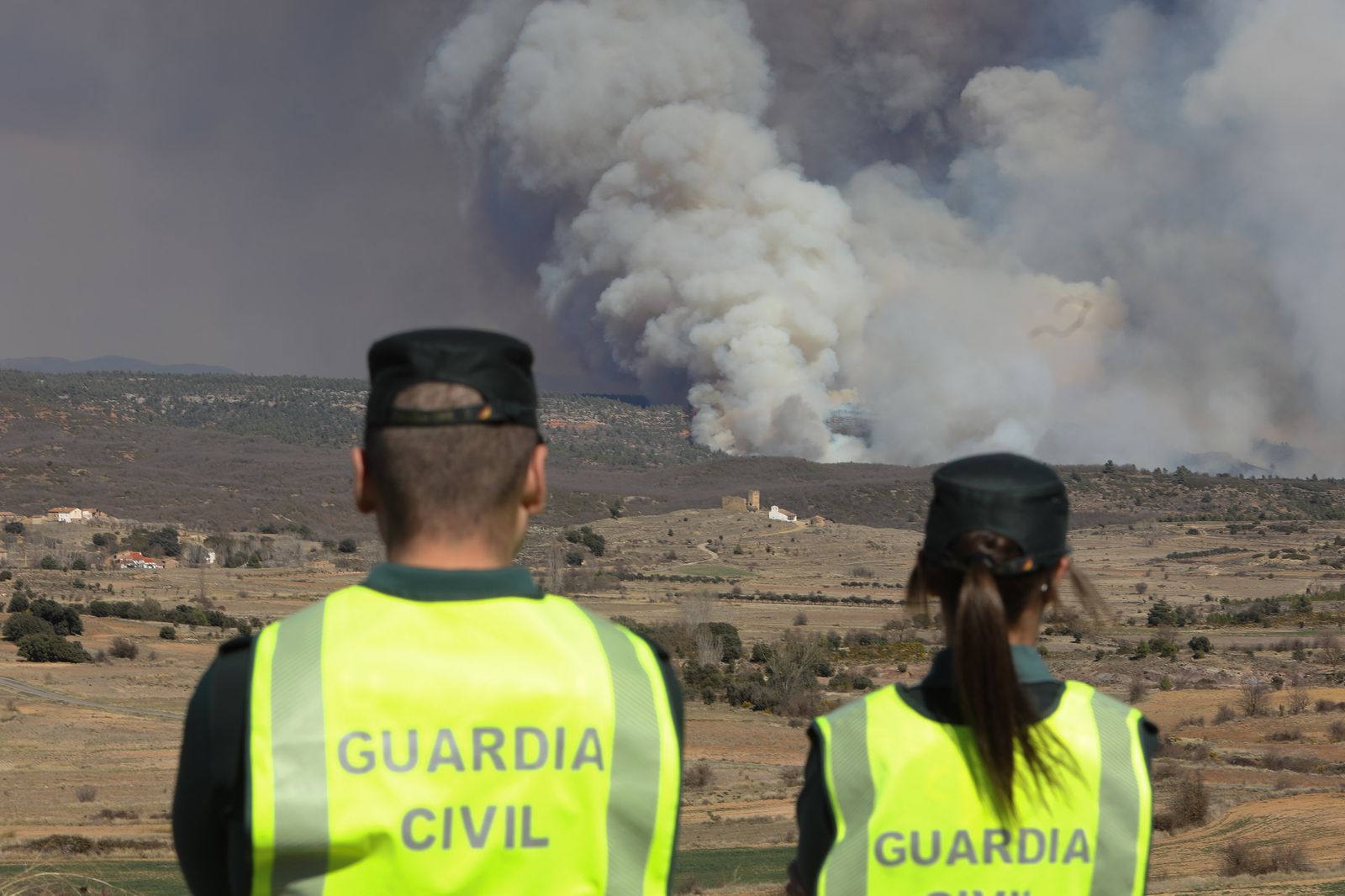 Dos agents miren l'incendi