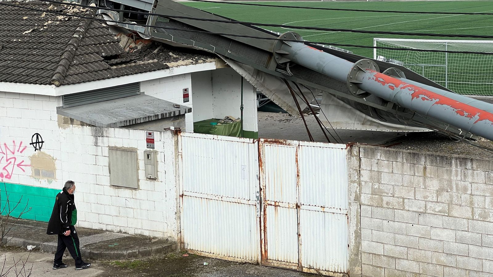 Imatge de la torre d'il·luminació que ha caigut durant el partit de futbol