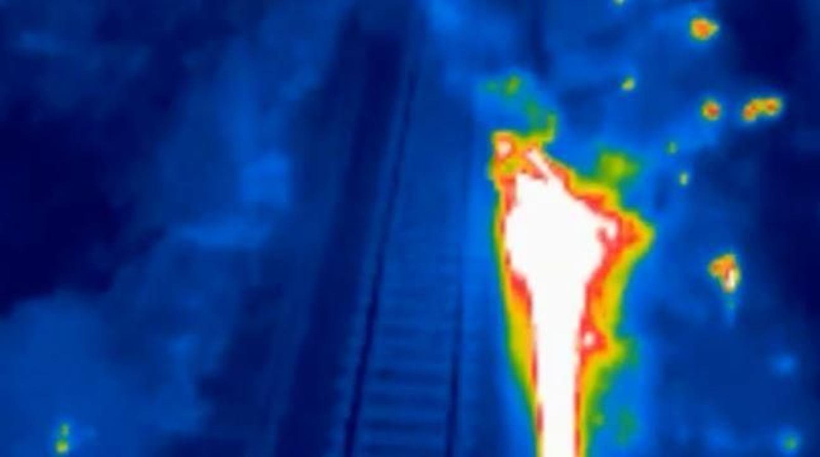 La imatge mostra la proximitat del foc a les vies