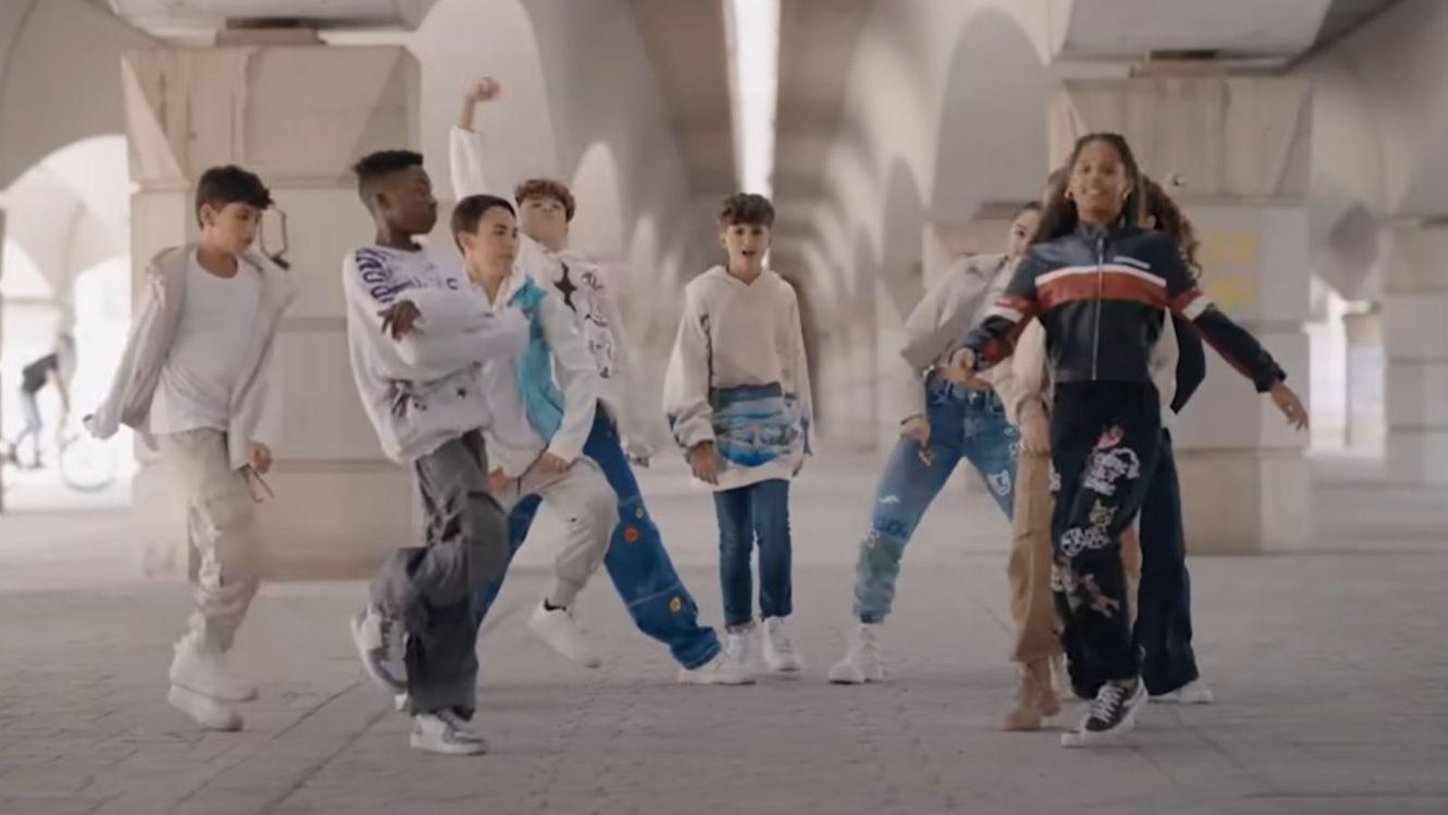 Carlos Higes, al centre, amb els altres set ballarins en una de les escenes del videoclip rodada sota un dels ponts de l'antic llit del Túria de València