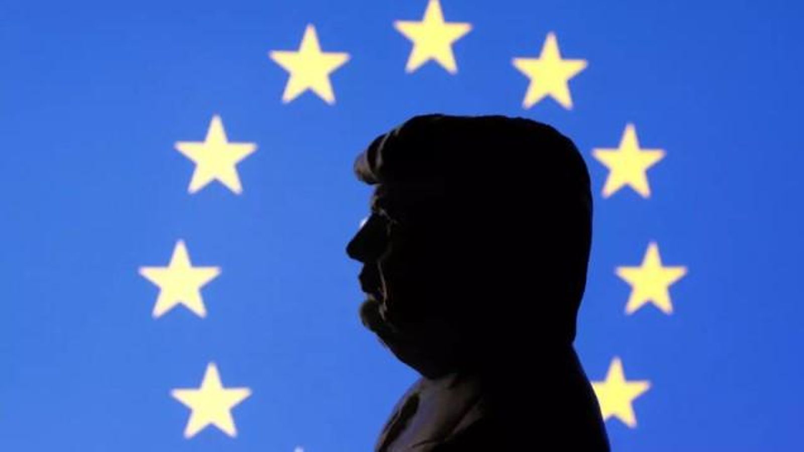 Il·lustració d'un model imprés en 3D de Donald Trump i la bandera de la Unió Europea
