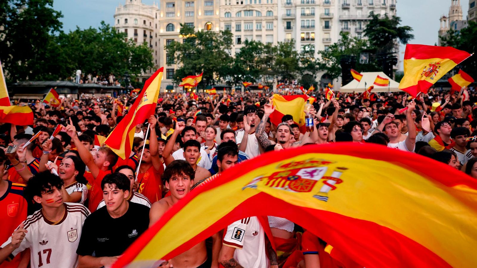 Els aficionats al futbol es van concentrar a la Plaça de l'Ajuntament de València per a seguir el partit