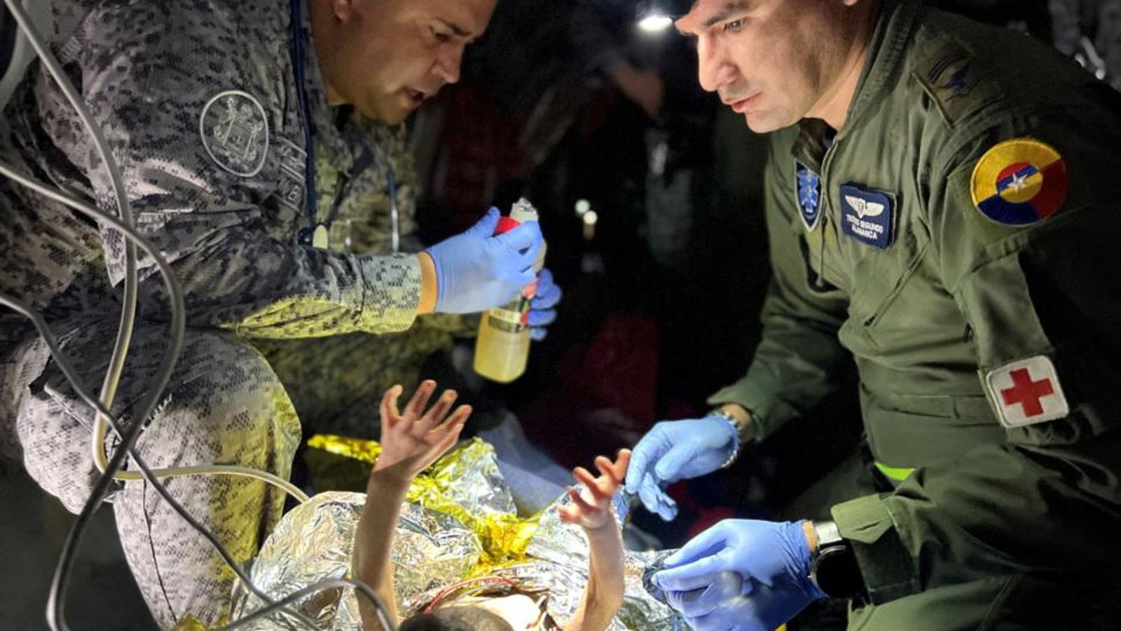 Militars atenen els menors rescatats